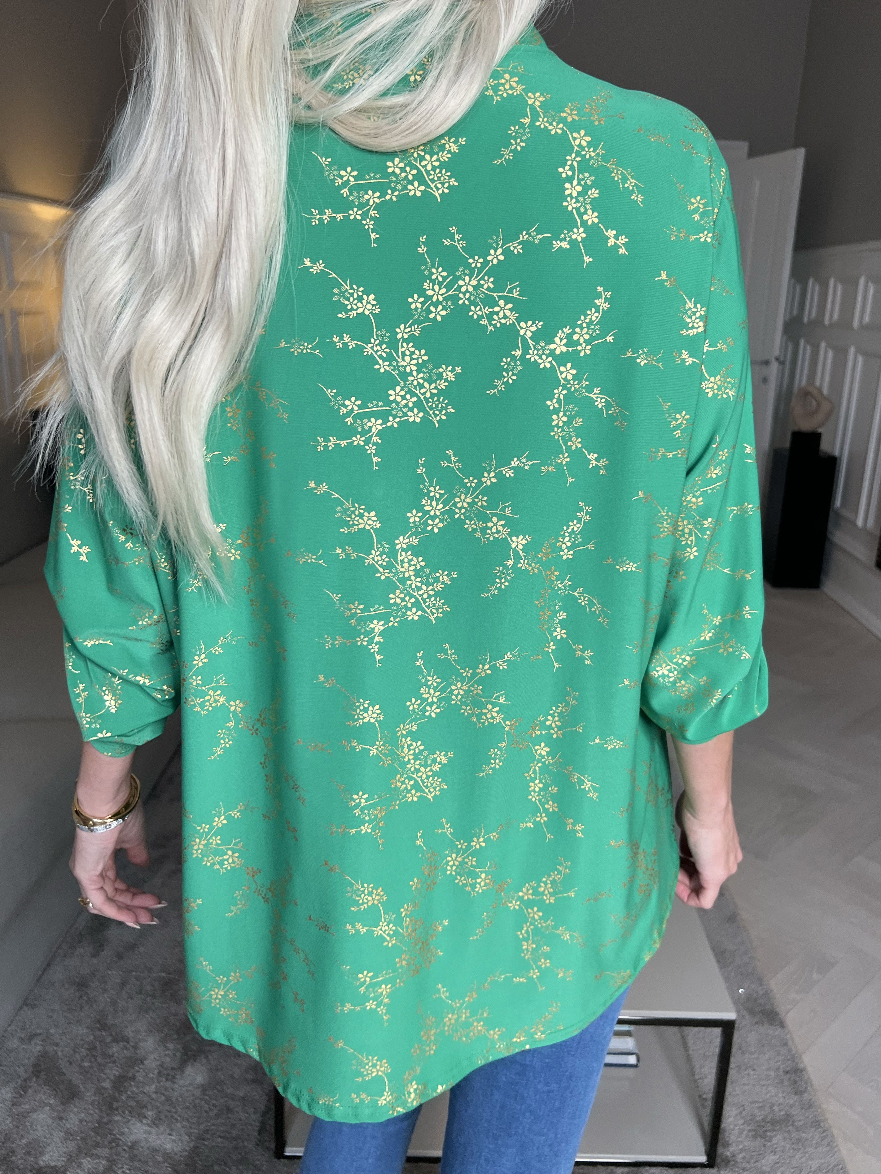 Ebba Gold - Söt blus i stretchigt tyg med gulddetaljer