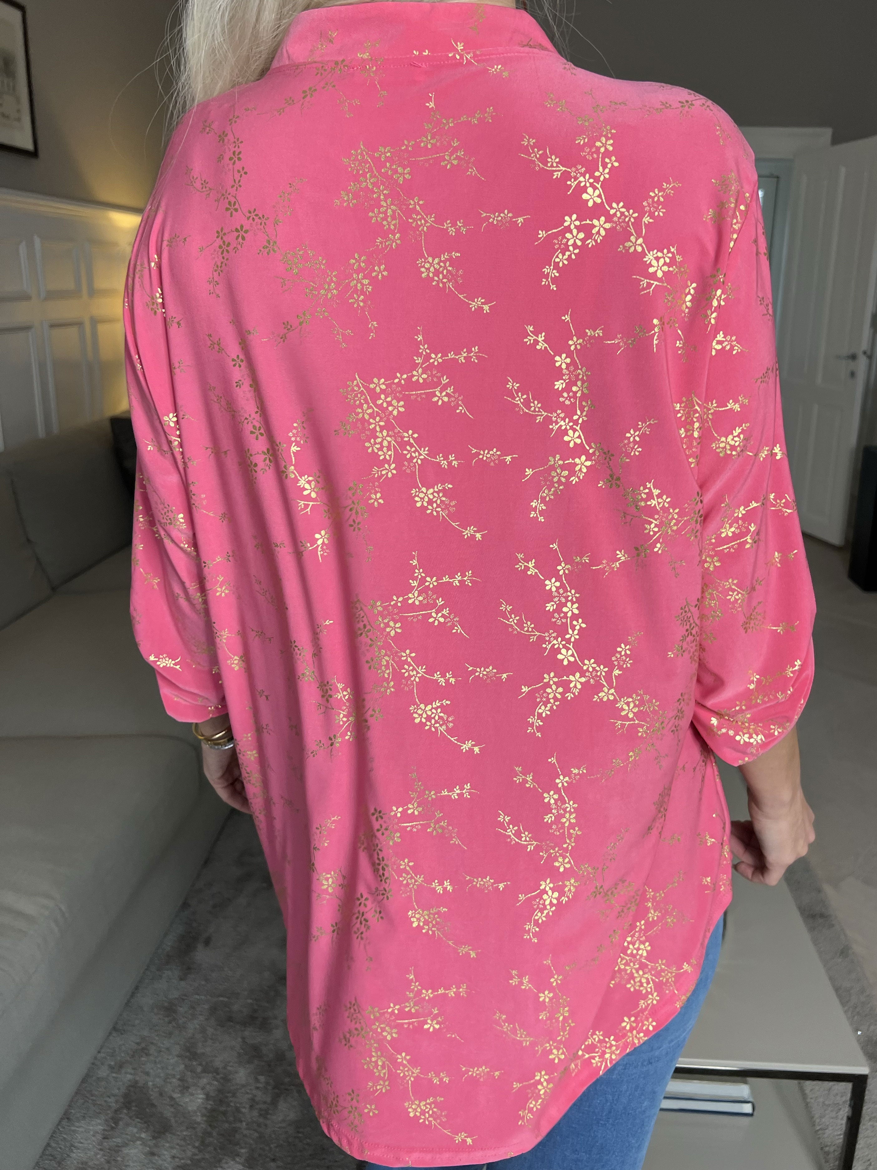 Ebba Gold - Söt blus i stretchigt tyg med gulddetaljer