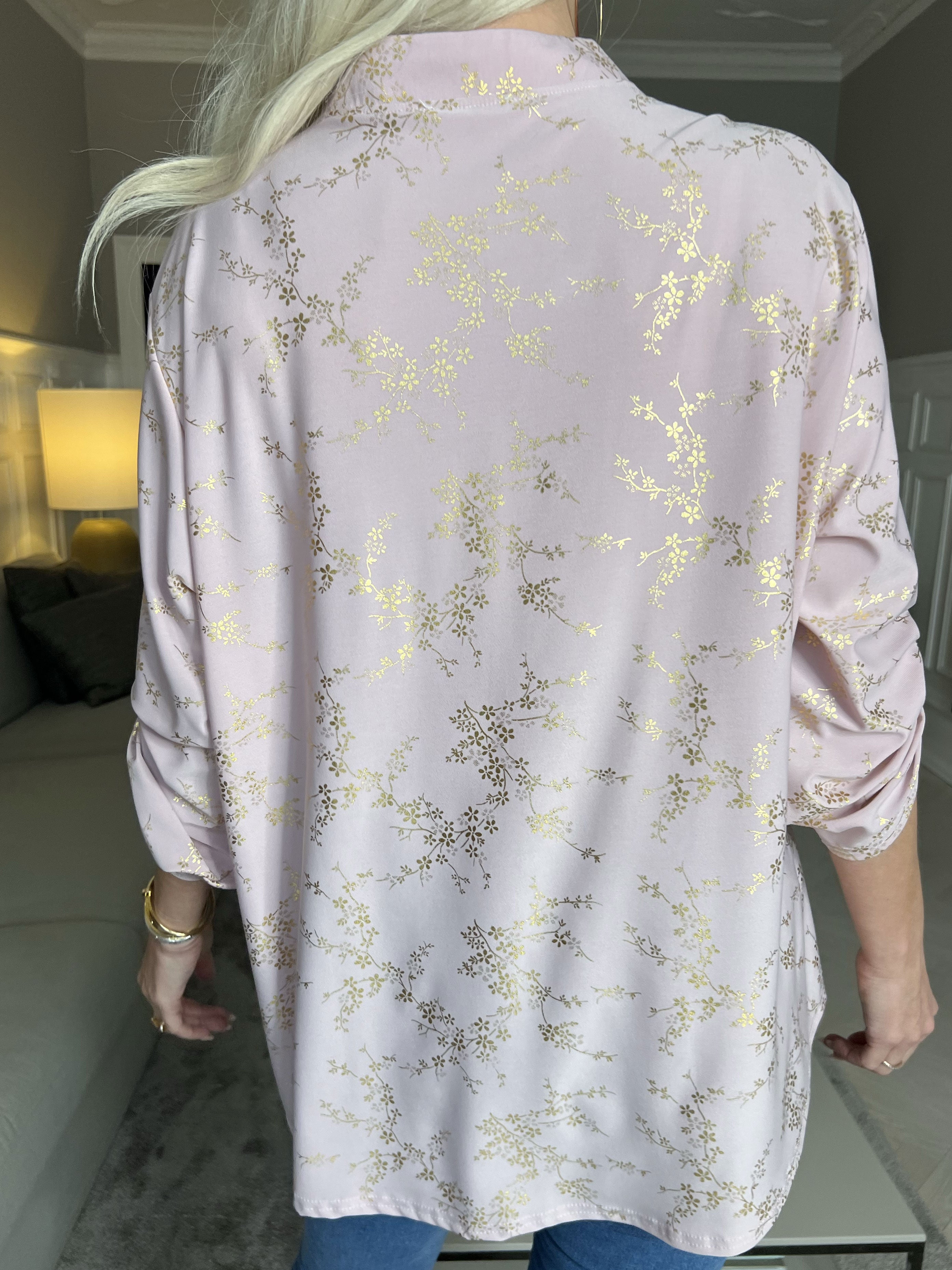 Ebba Gold - Söt blus i stretchigt tyg med gulddetaljer