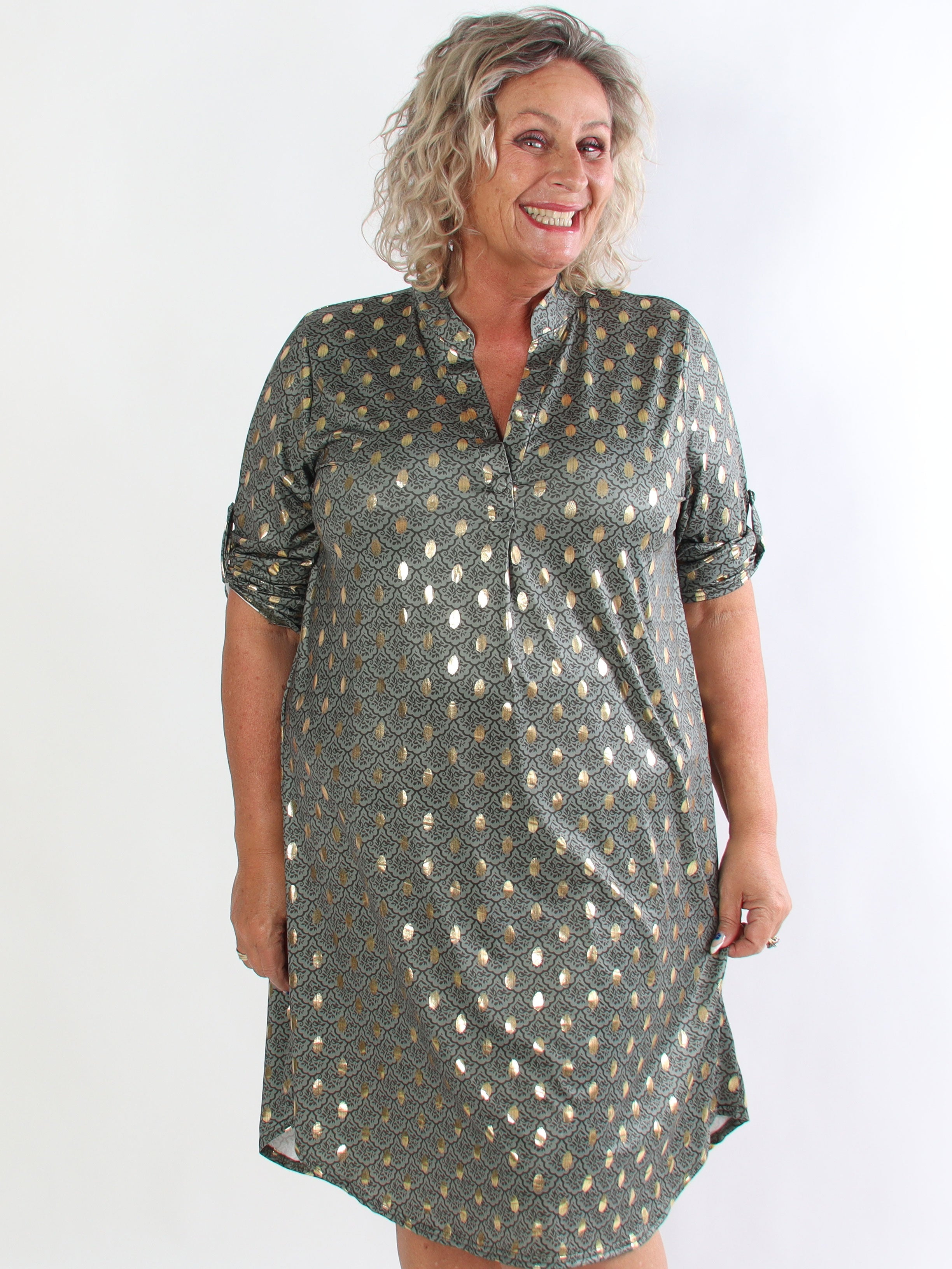 Ebba Marrakech - Elastisk plus size kjole med fint mønster og guld dutter
