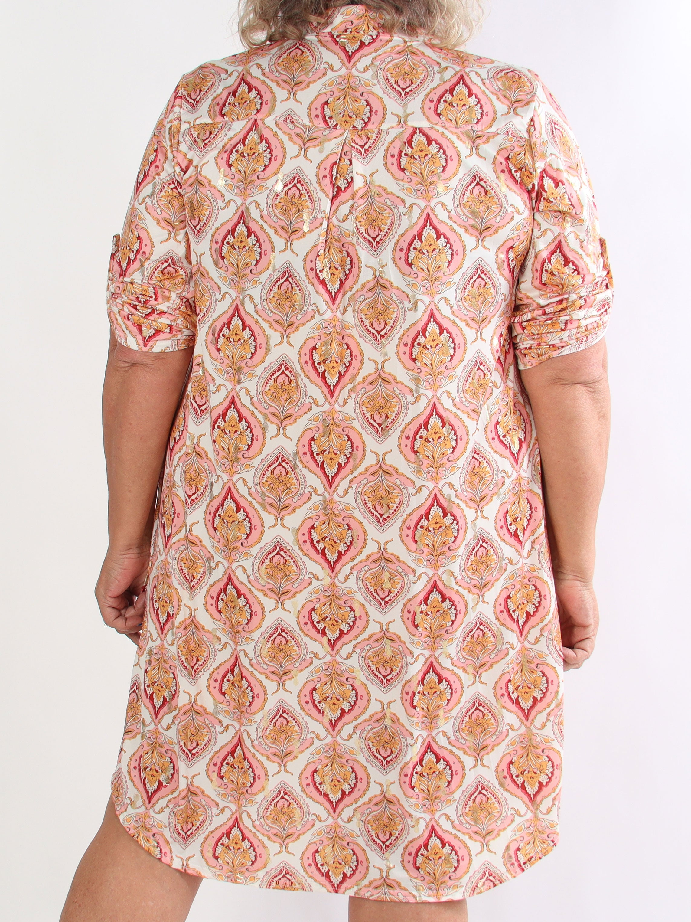 Ebba Oasis - Elastisk plus size kjole med fint mønster og guld detaljer