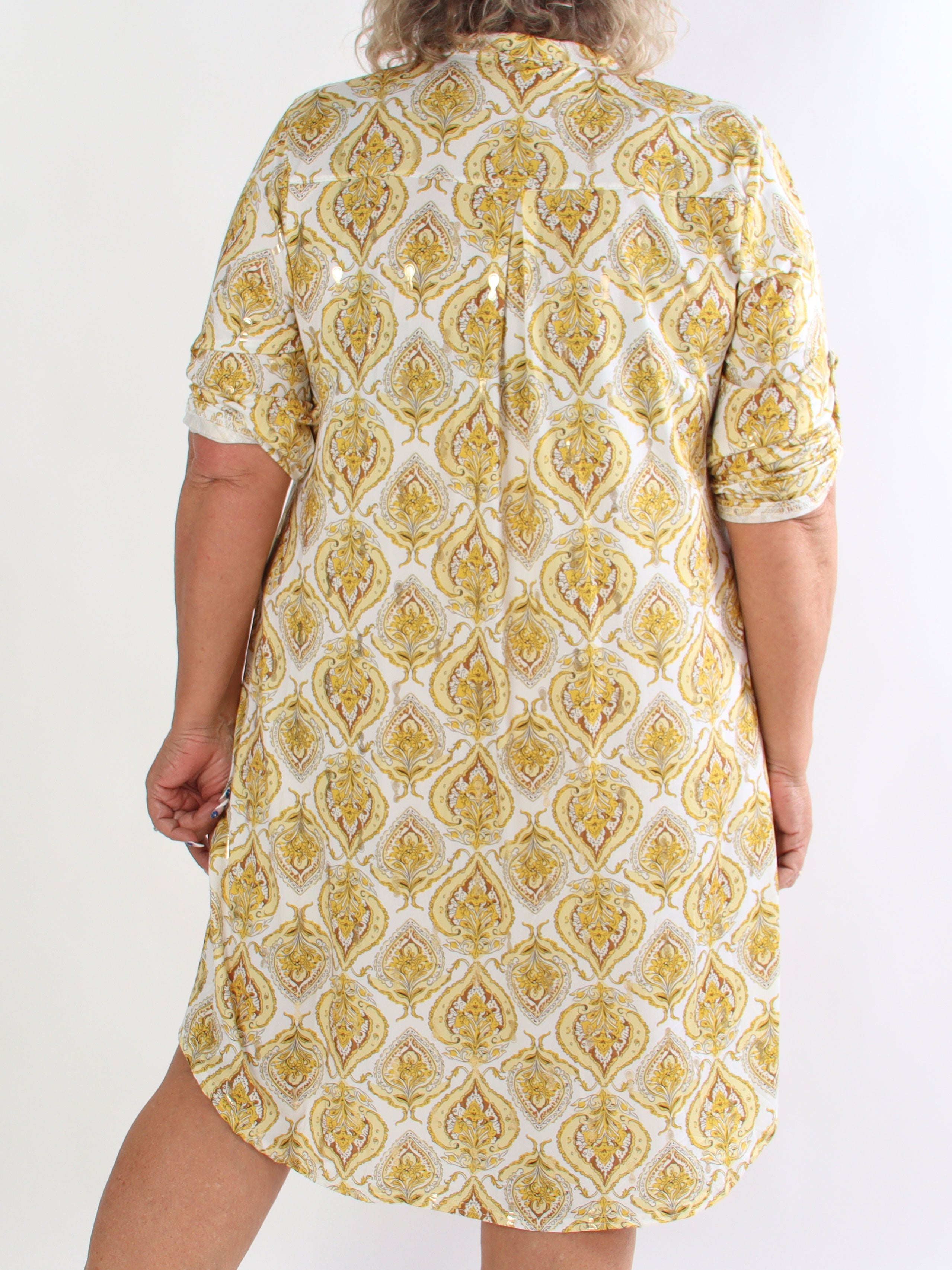 Ebba Oasis - Elastisk plus size kjole med fint mønster og guld detaljer