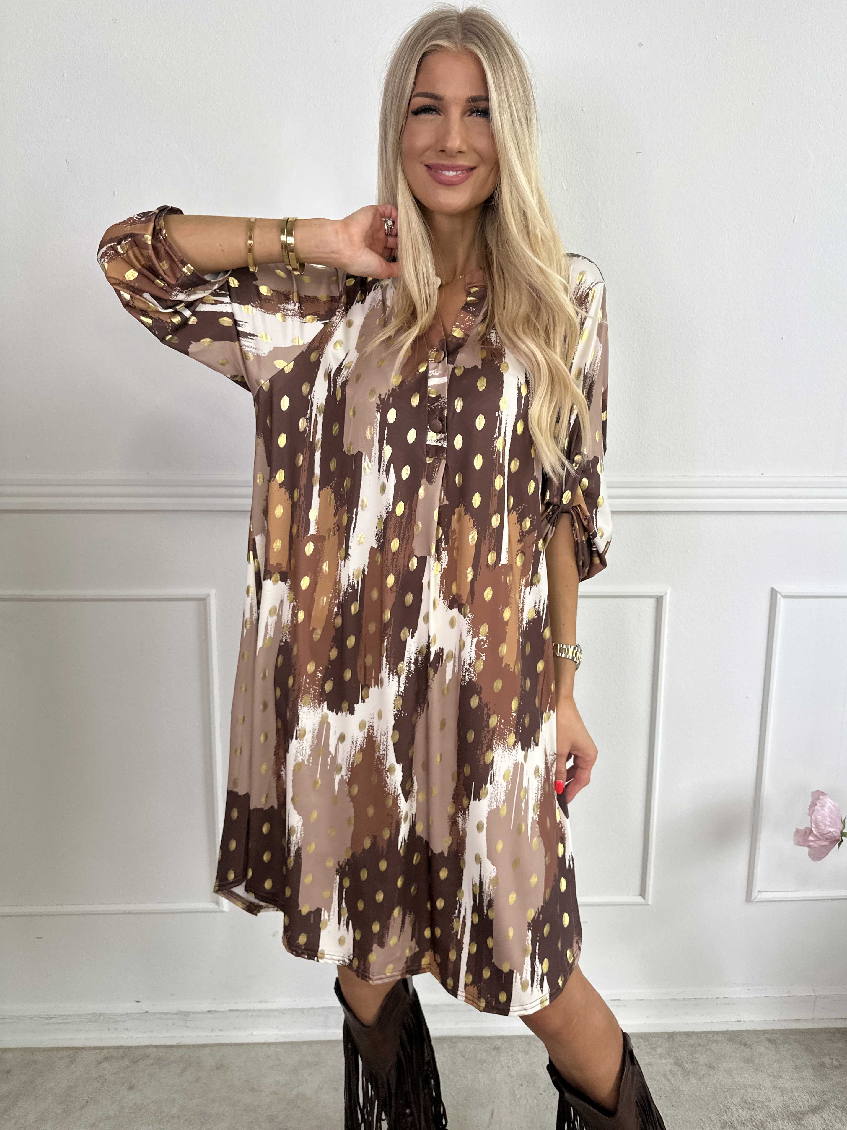 Ebba Paint Long - Elastisk flerfärgad klänning med guldprickar