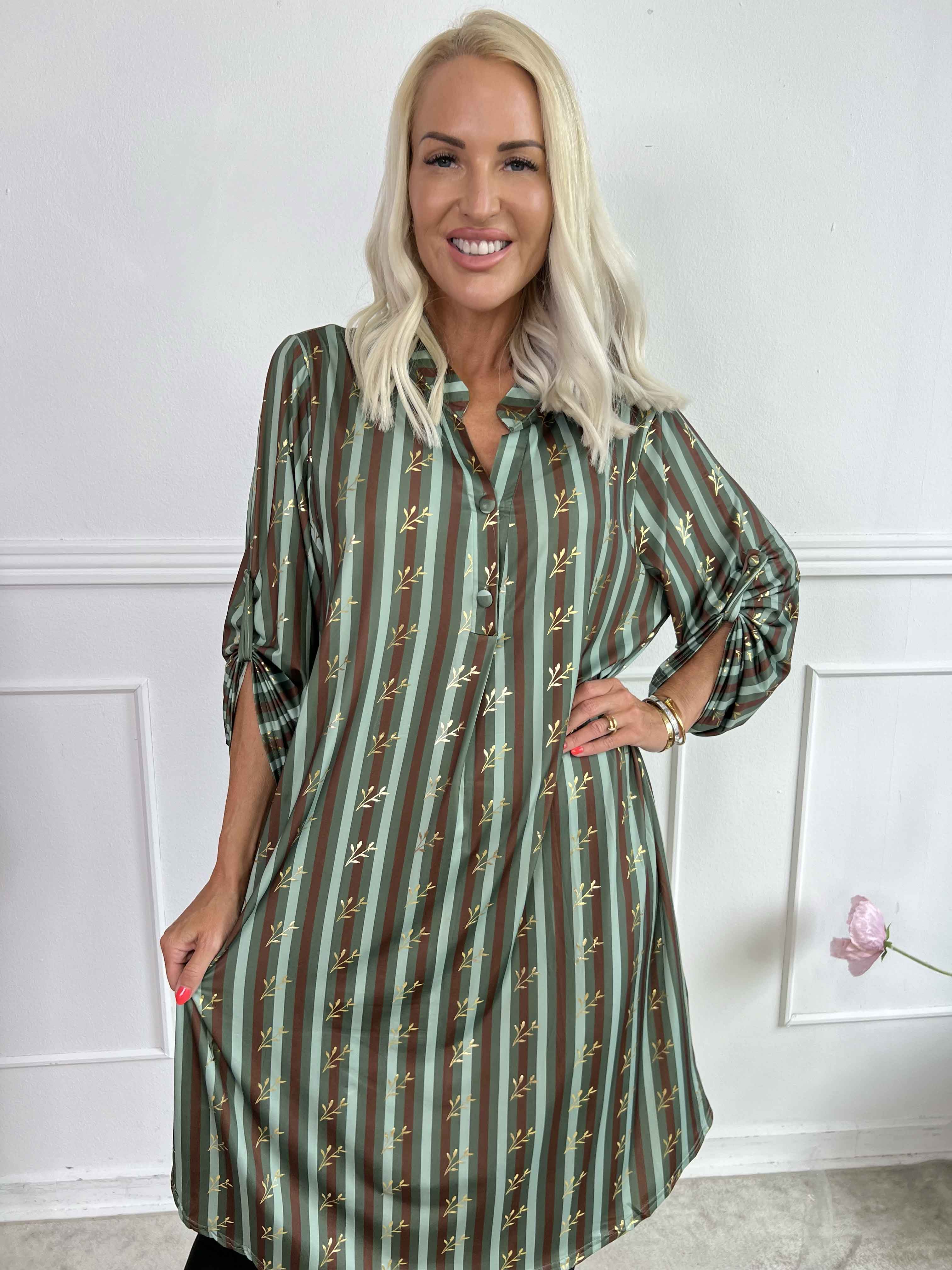 Ebba Stripe Long - Randig elastisk klänning med guldfärgade blad