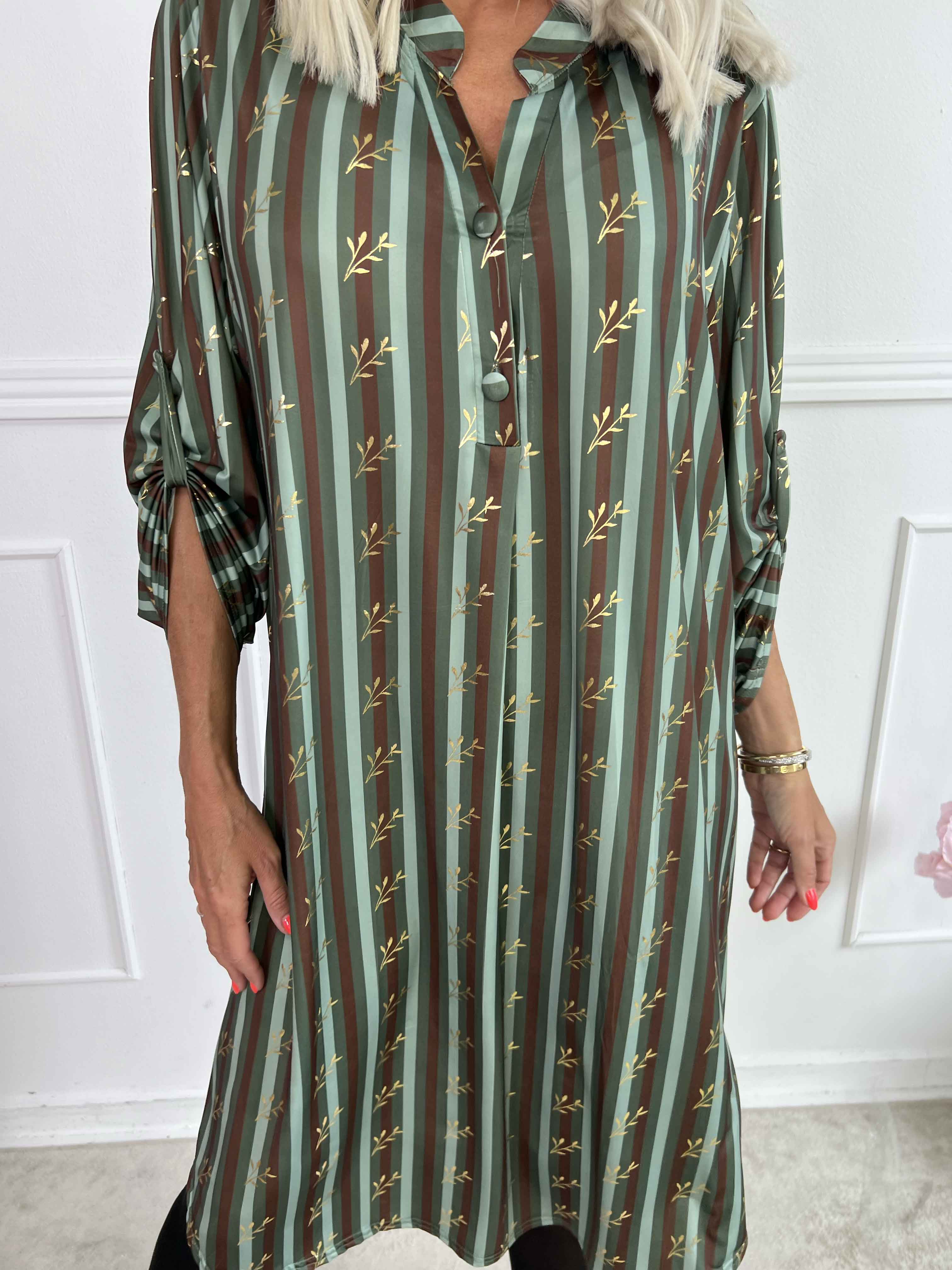 Ebba Stripe Long - Randig elastisk klänning med guldfärgade blad