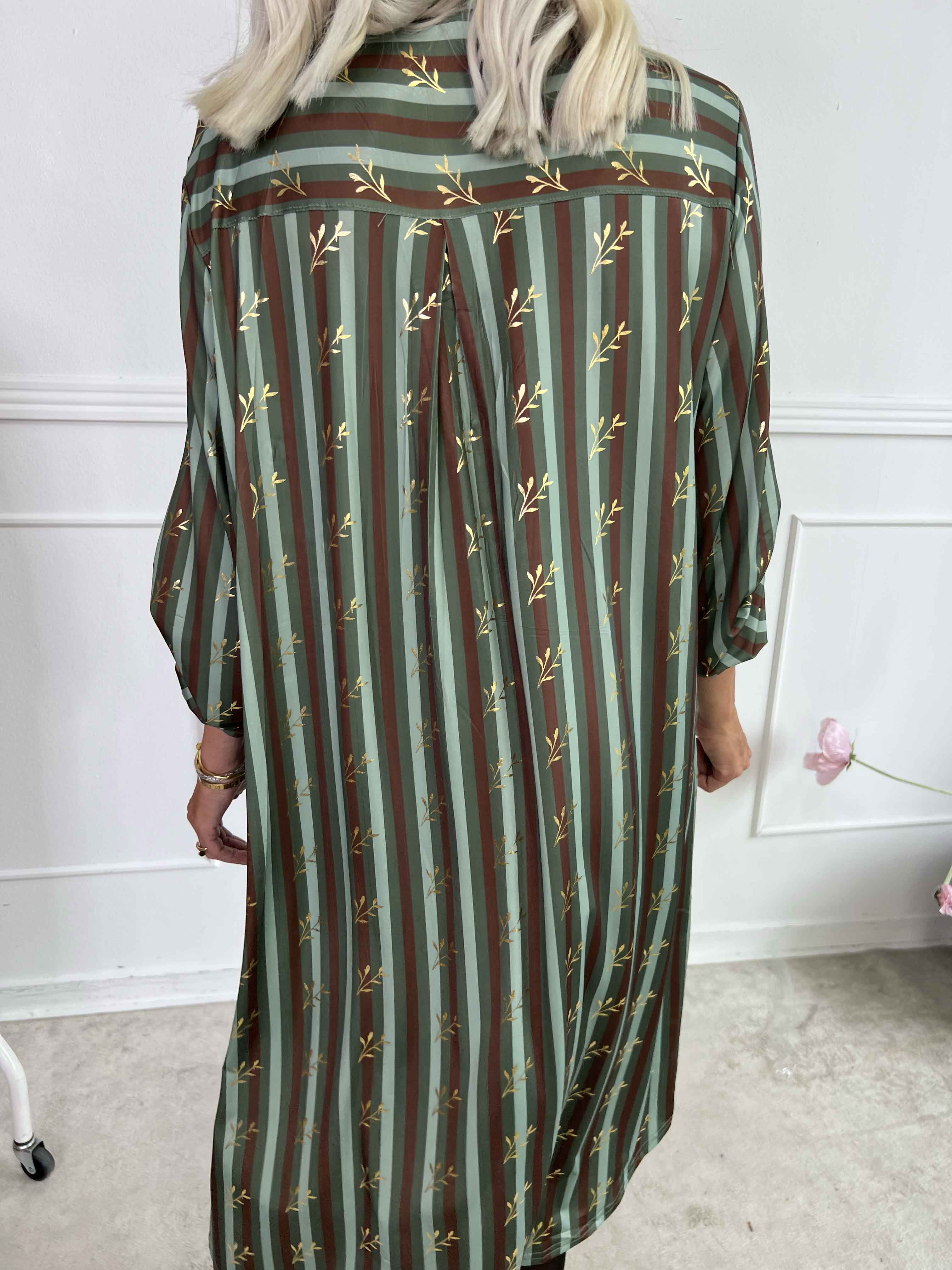 Ebba Stripe Long - Randig elastisk klänning med guldfärgade blad