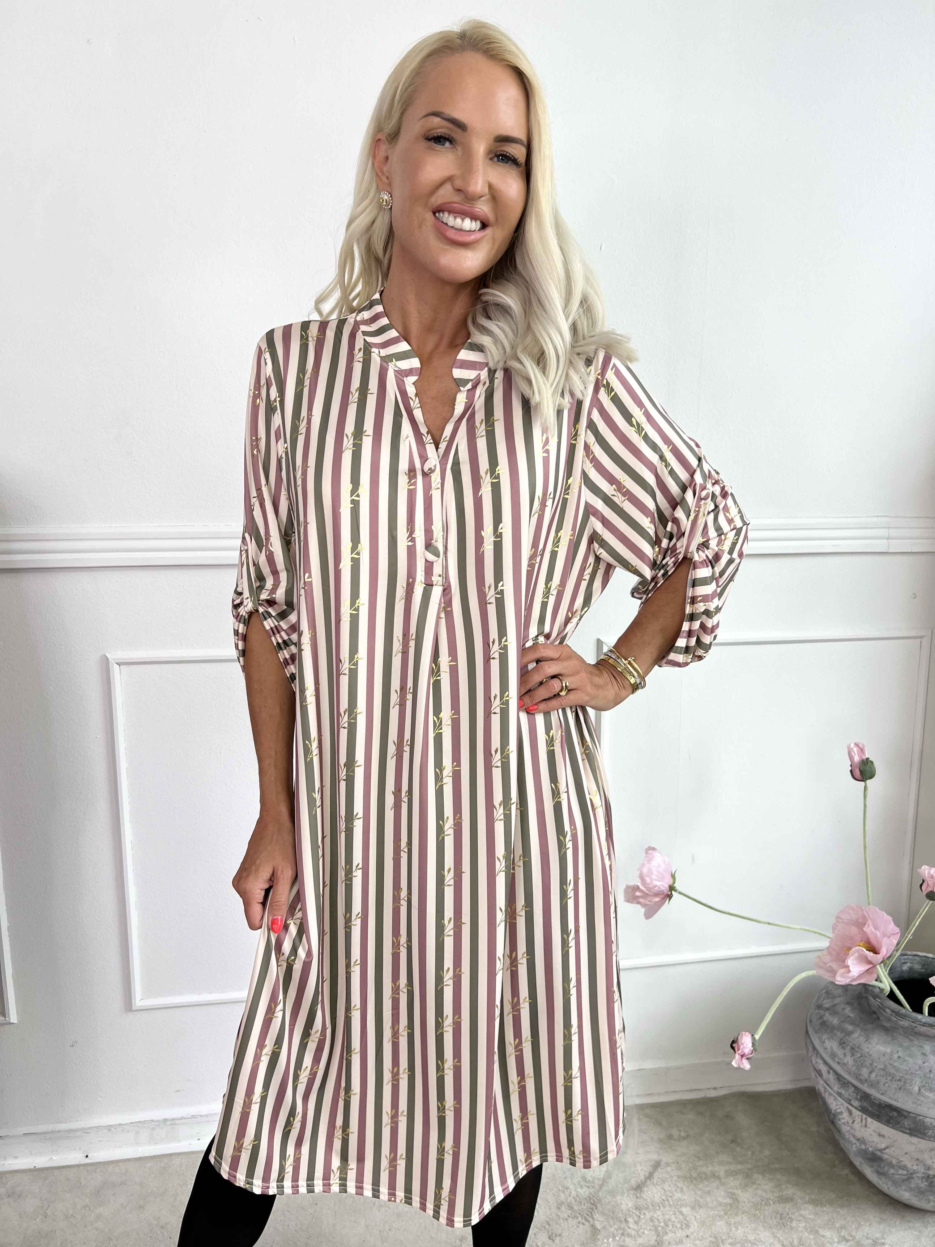 Ebba Stripe Long - Randig elastisk klänning med guldfärgade blad