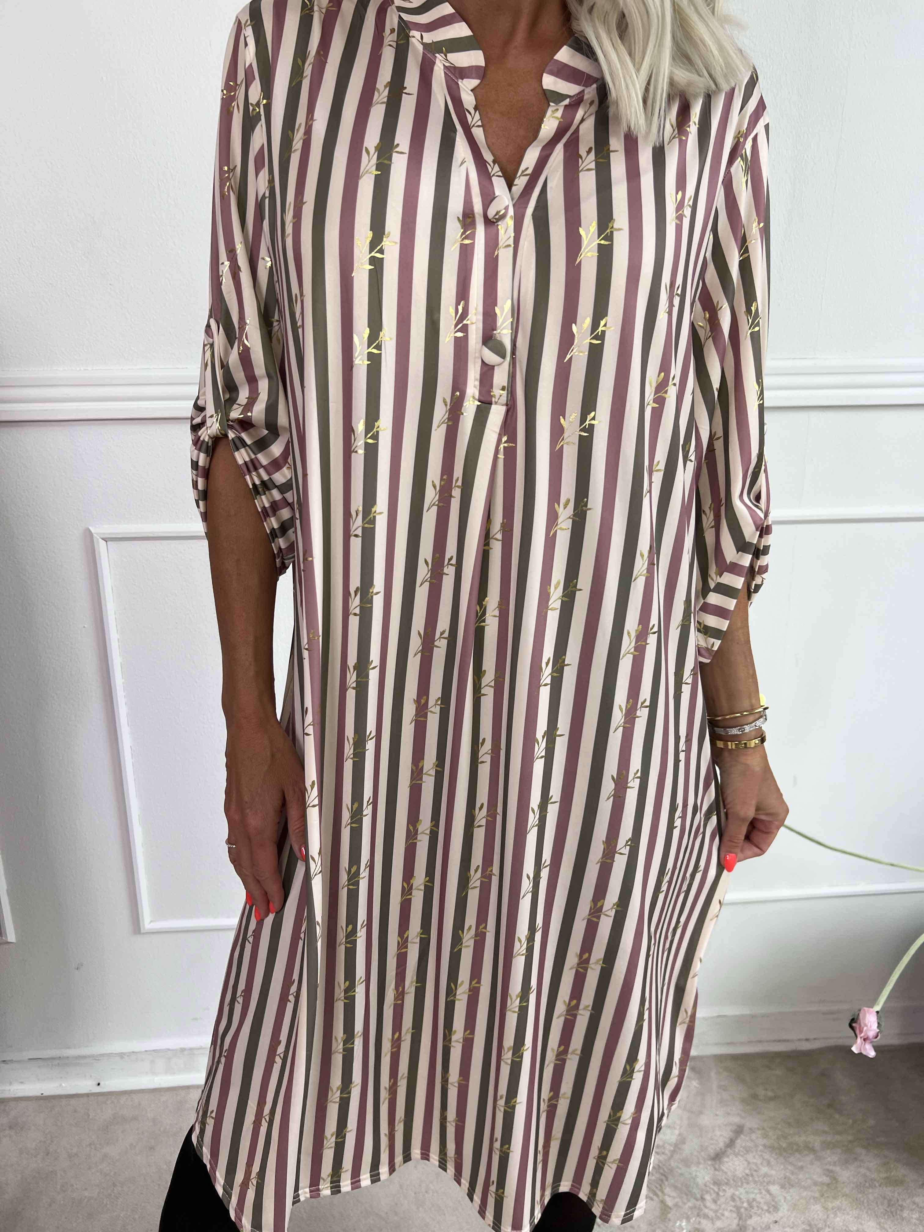 Ebba Stripe Long - Randig elastisk klänning med guldfärgade blad