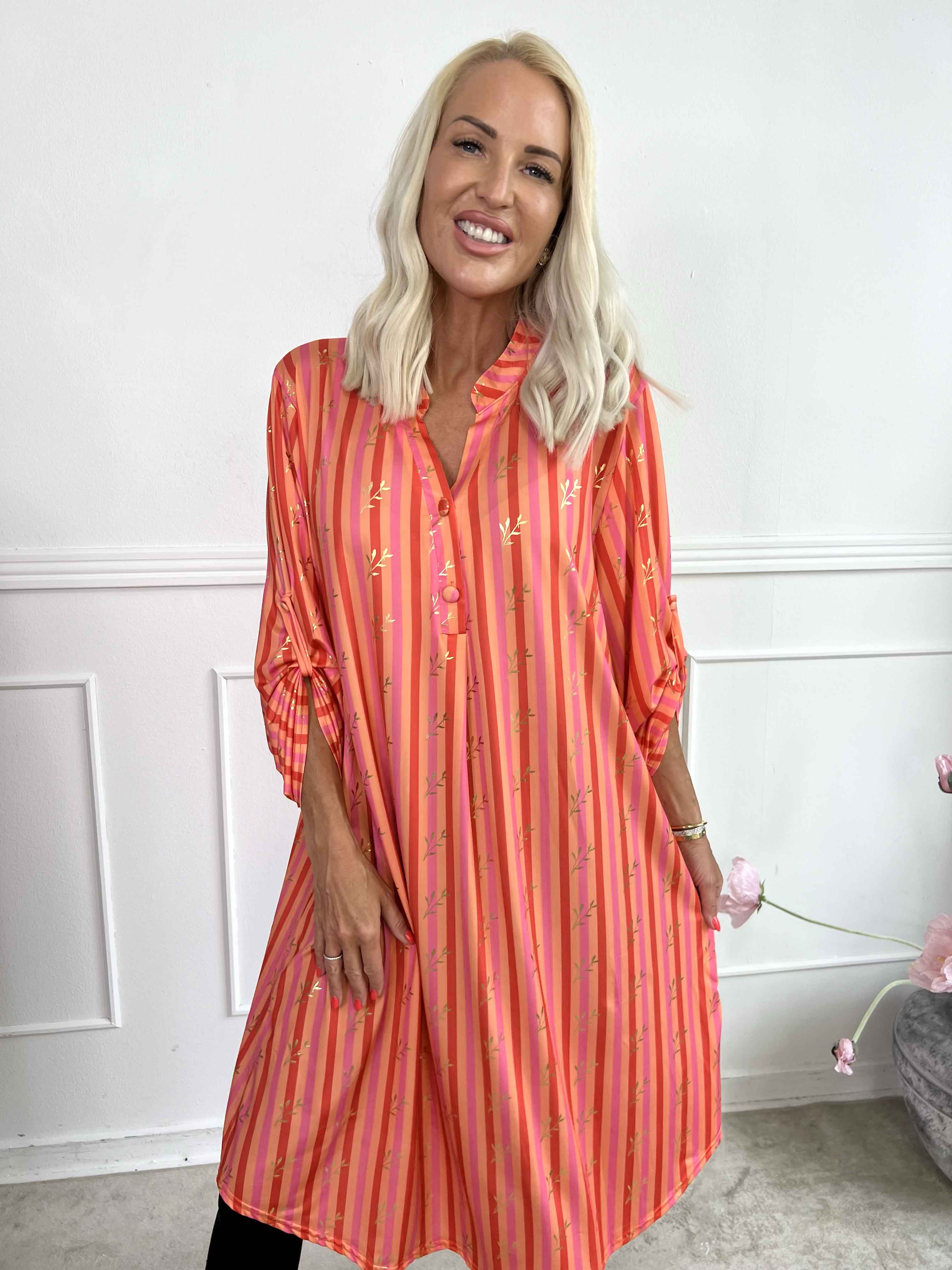 Ebba Stripe Long - Randig elastisk klänning med guldfärgade blad