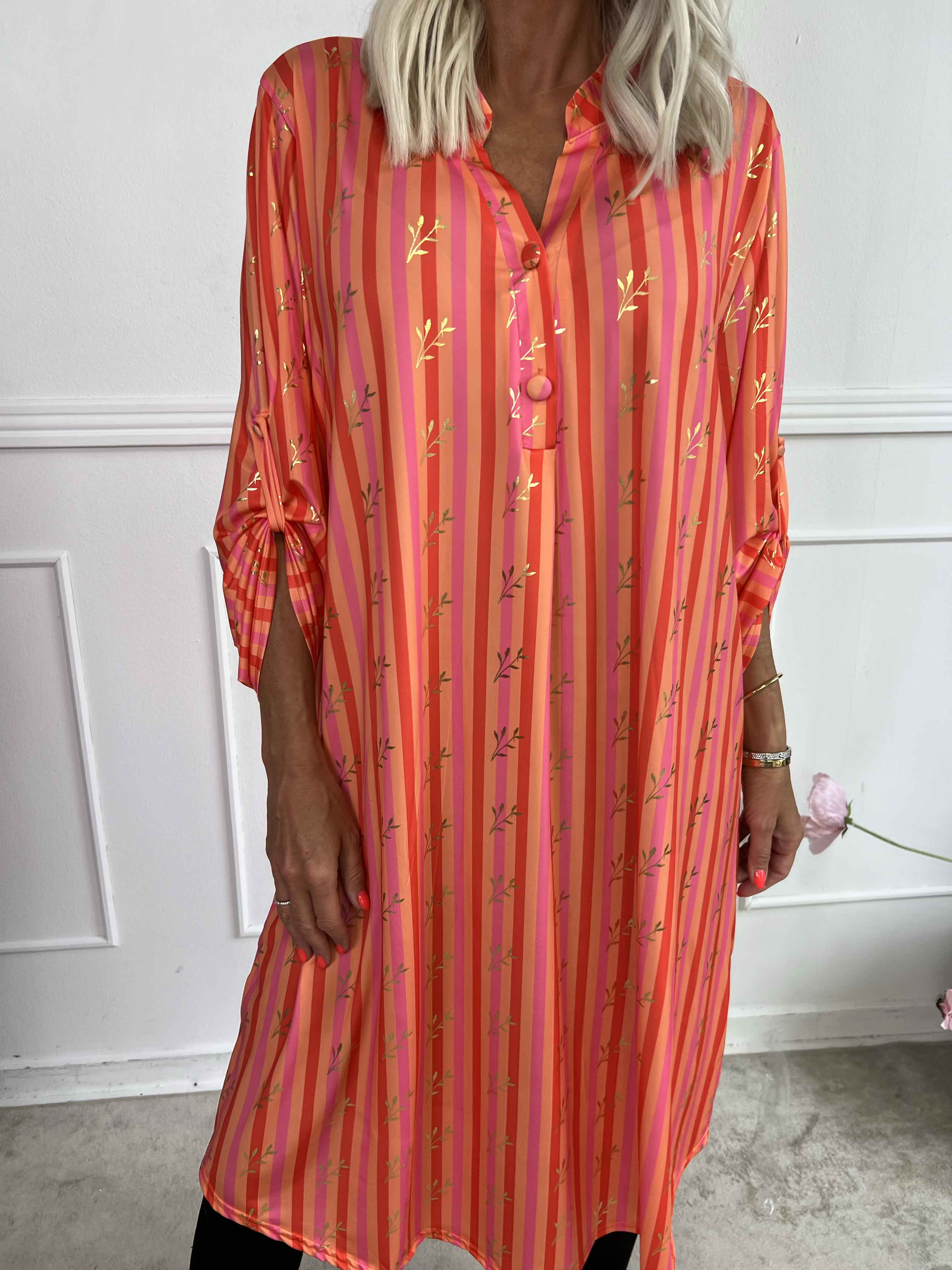 Ebba Stripe Long - Randig elastisk klänning med guldfärgade blad