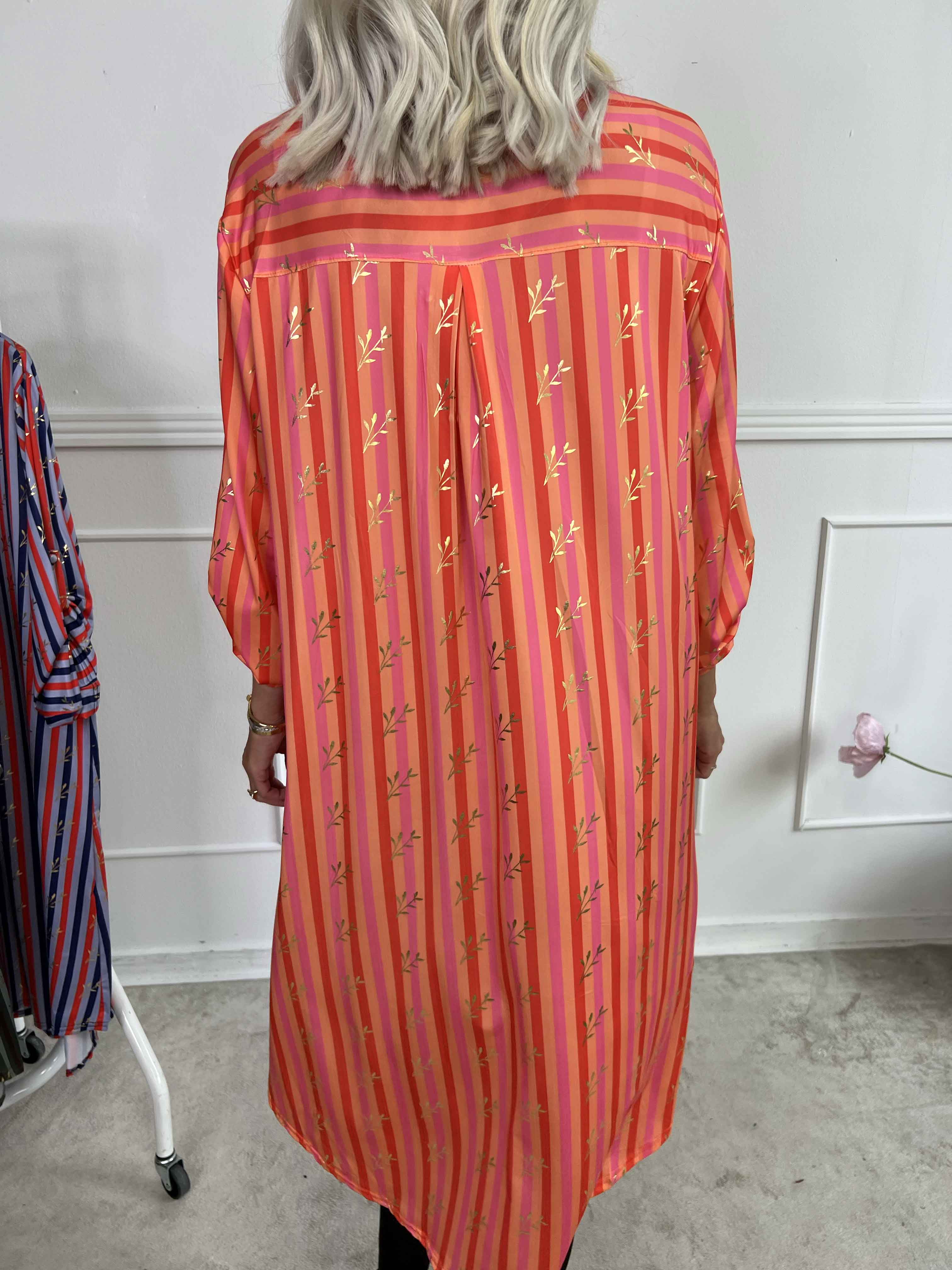 Ebba Stripe Long - Randig elastisk klänning med guldfärgade blad