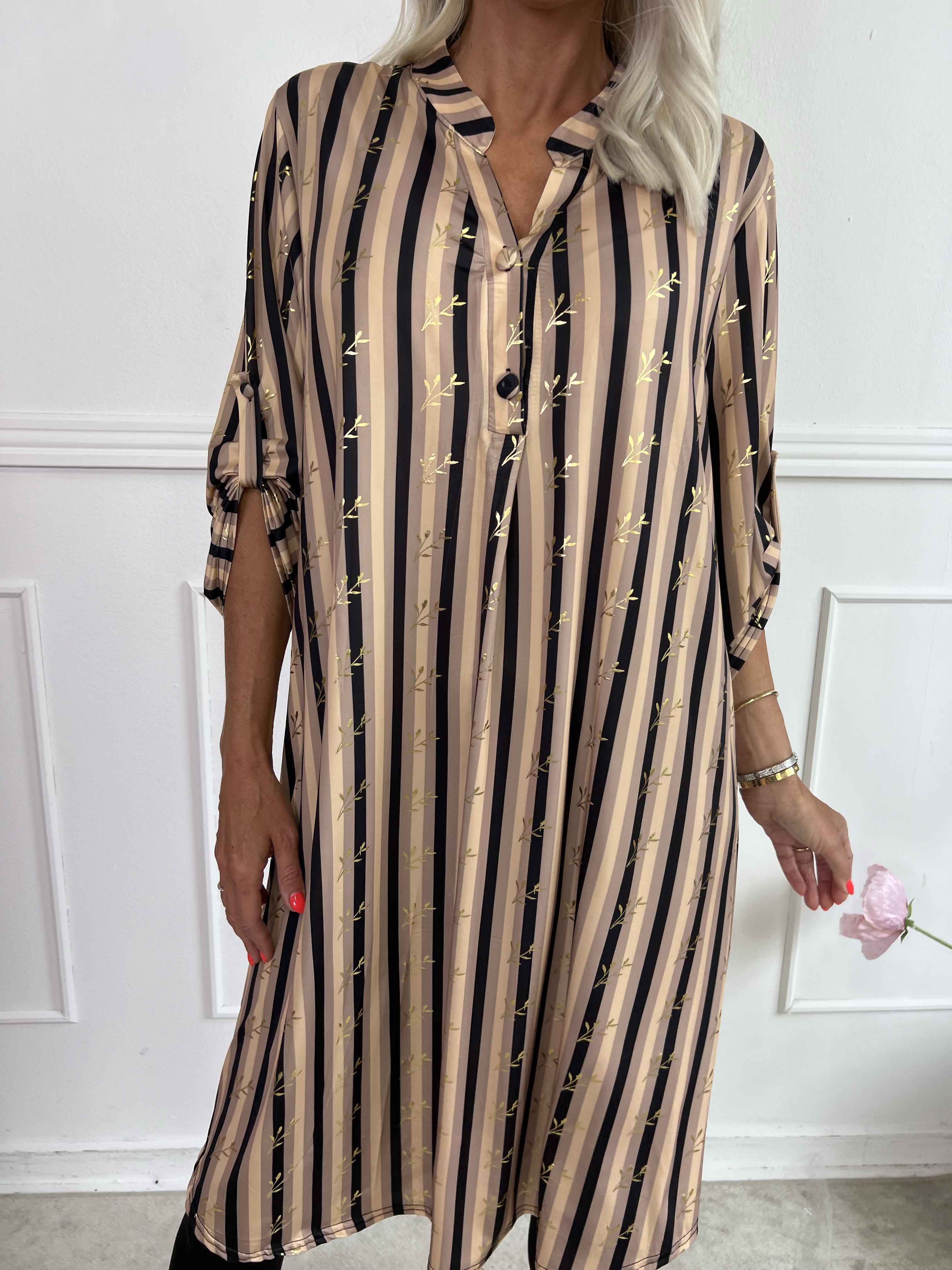 Ebba Stripe Long - Randig elastisk klänning med guldfärgade blad