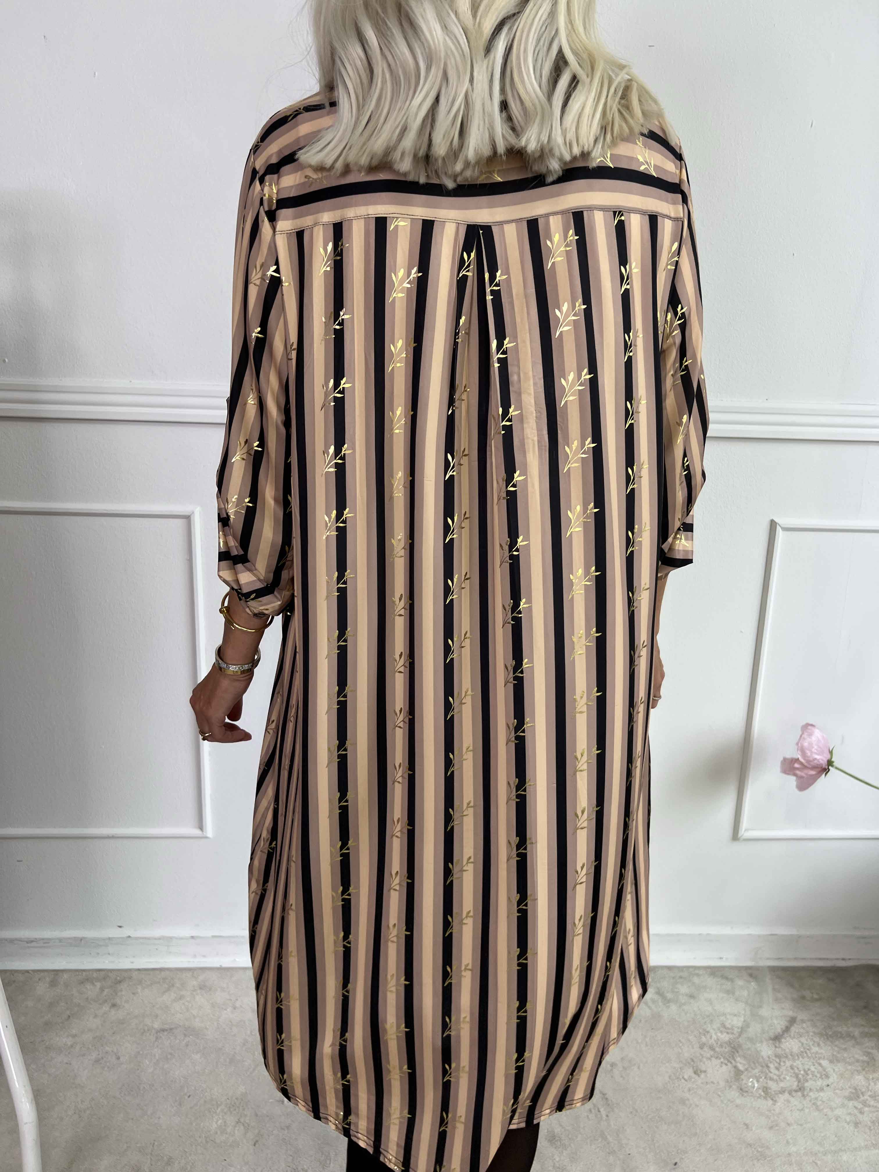 Ebba Stripe Long - Randig elastisk klänning med guldfärgade blad