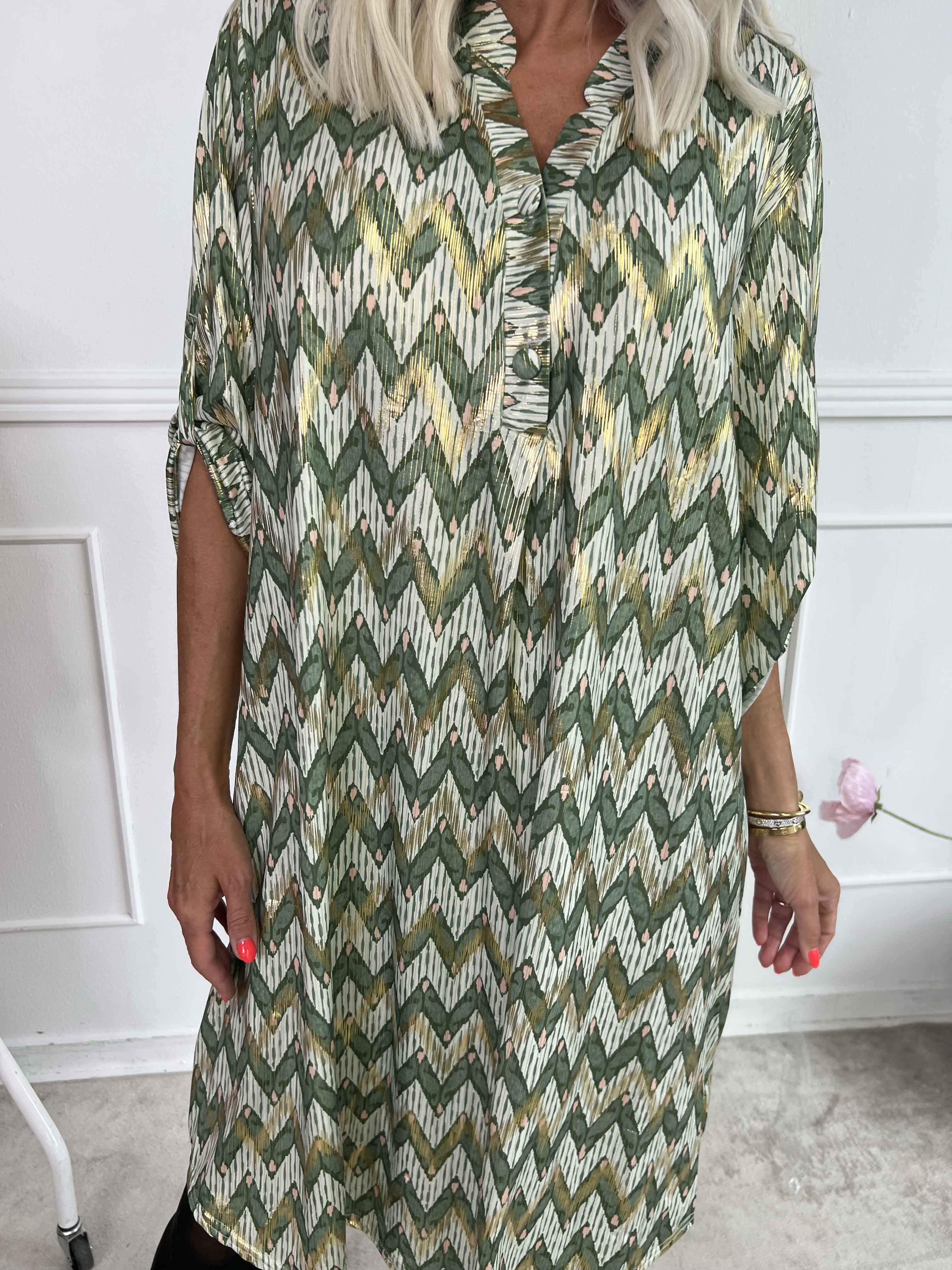 Ebba Zigzag Long - Elastisk mönstrad klänning med gulddetaljer