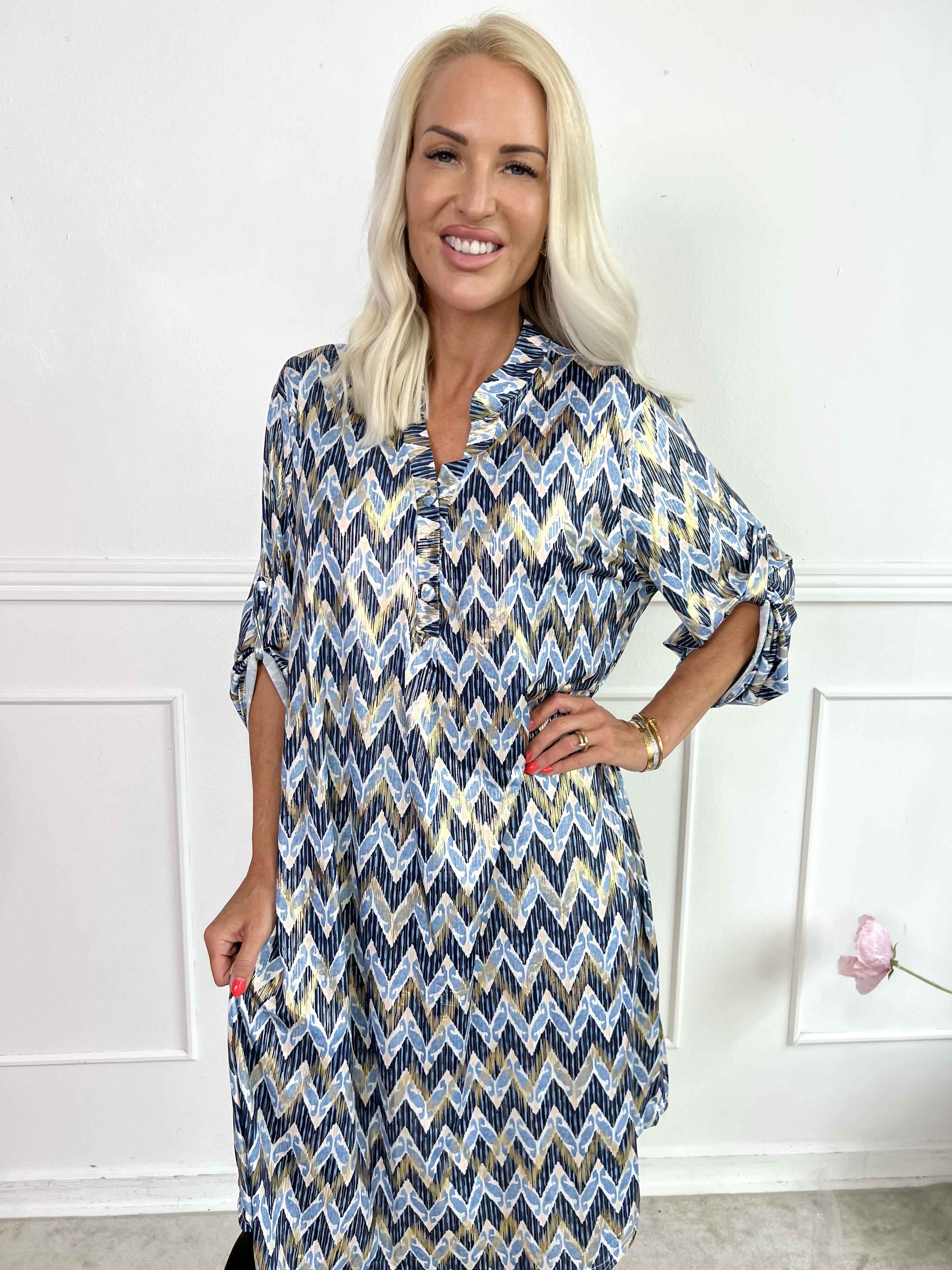 Ebba Zigzag Long - Elastisk mönstrad klänning med gulddetaljer