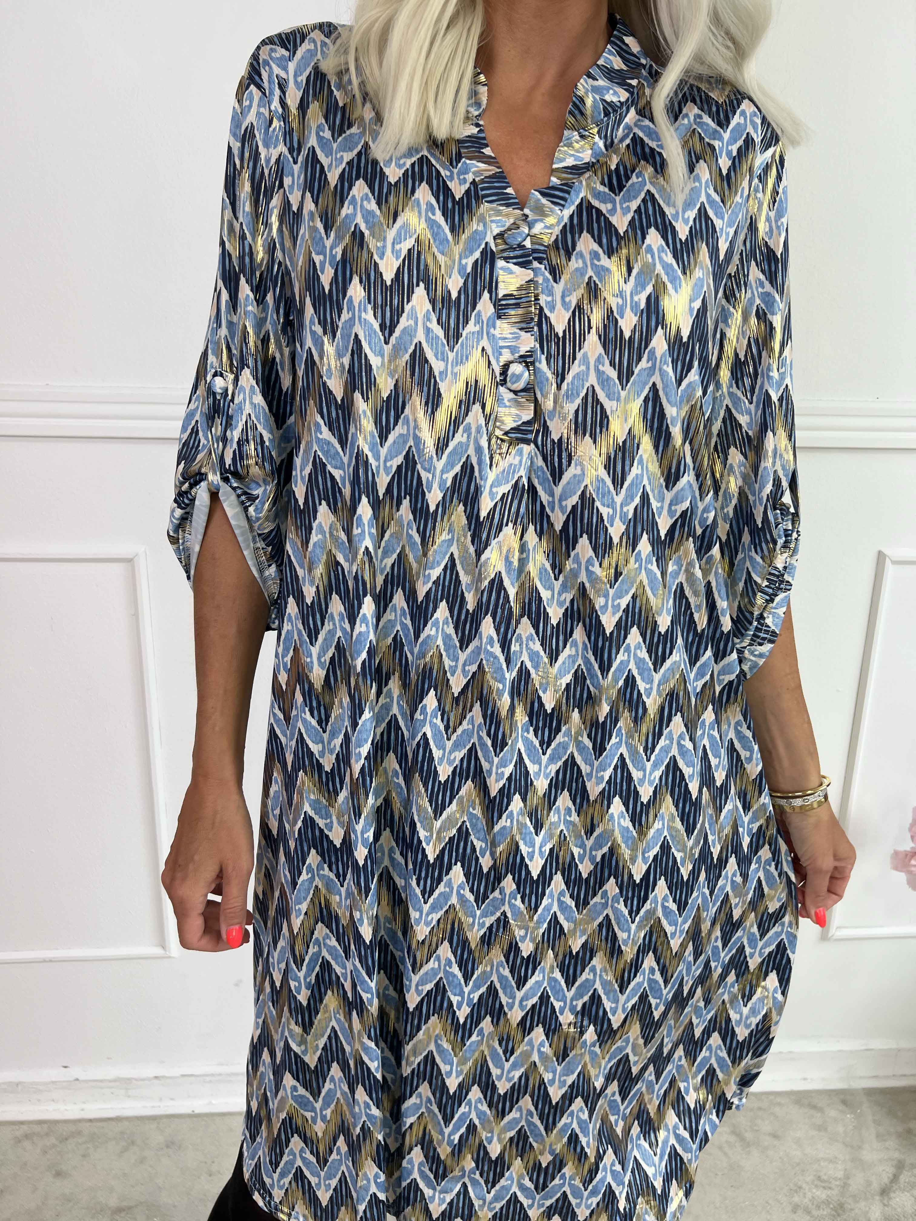 Ebba Zigzag Long - Elastisk mönstrad klänning med gulddetaljer