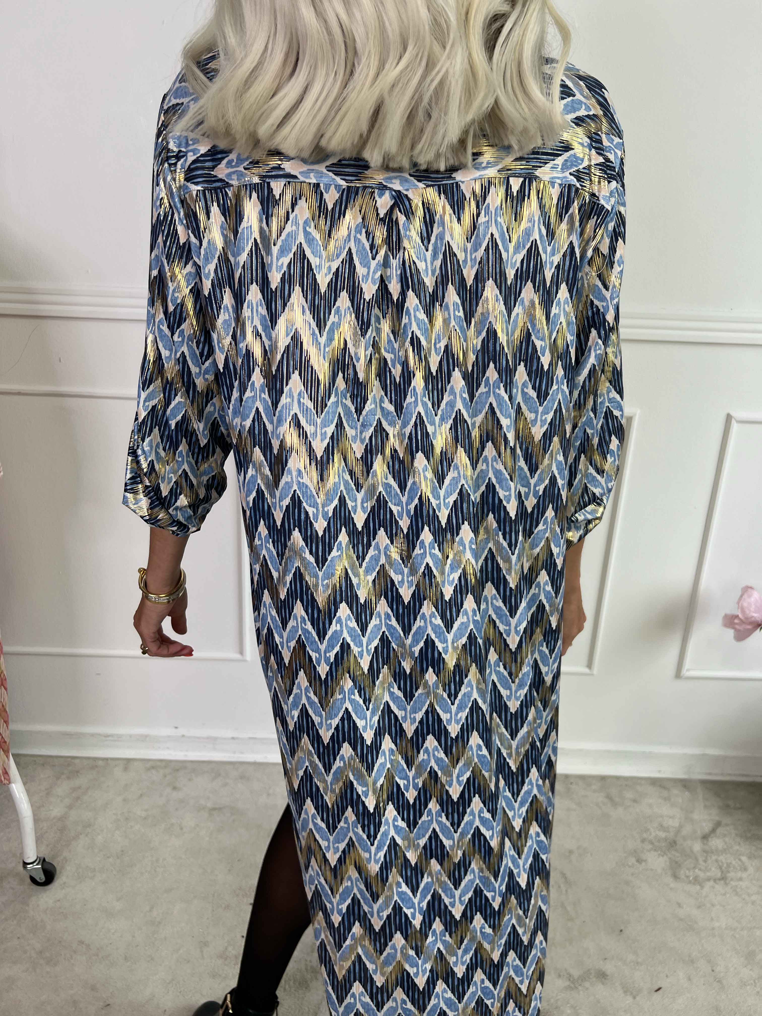 Ebba Zigzag Long - Elastisk mönstrad klänning med gulddetaljer