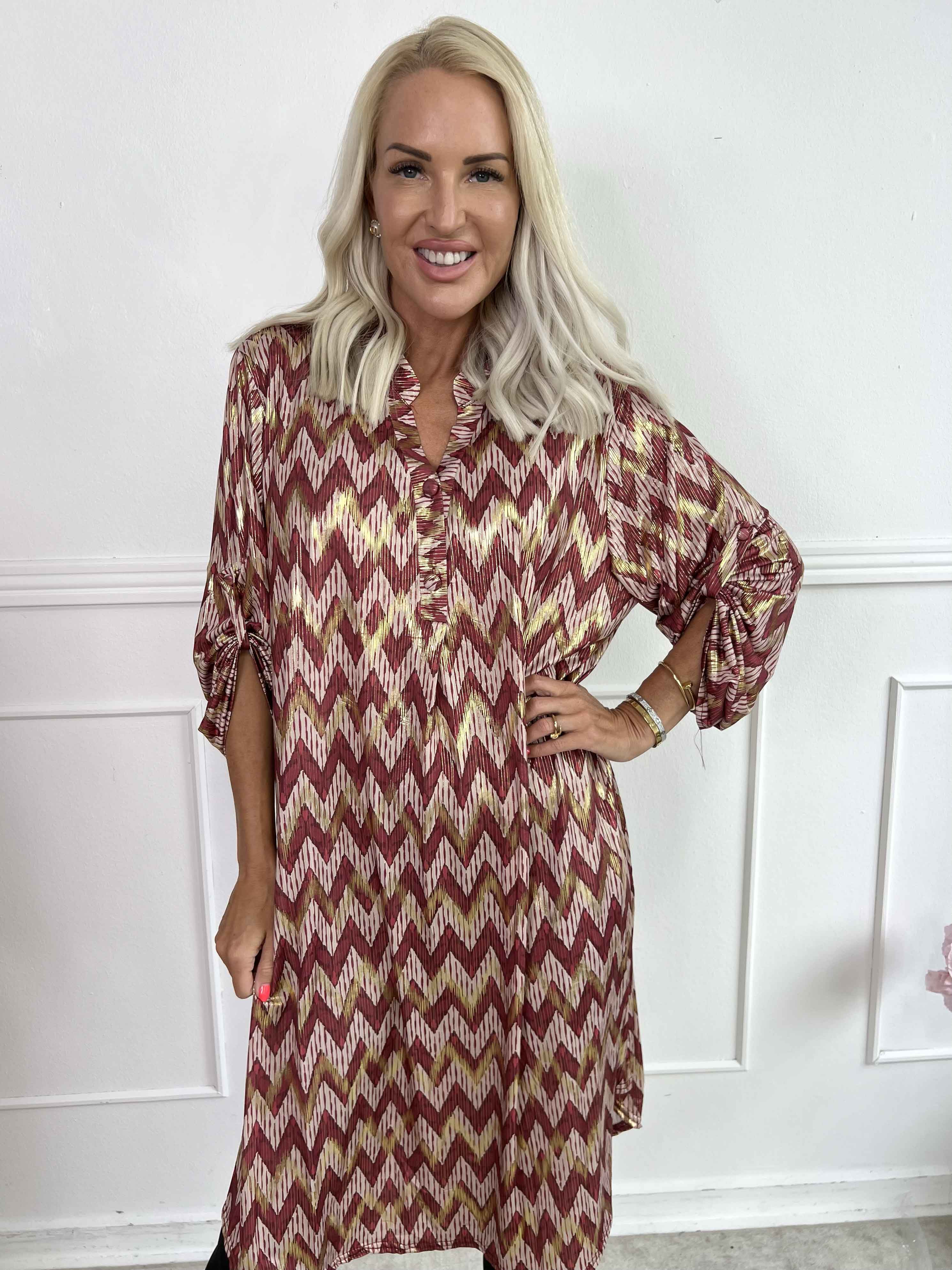 Ebba Zigzag Long - Elastisk mönstrad klänning med gulddetaljer