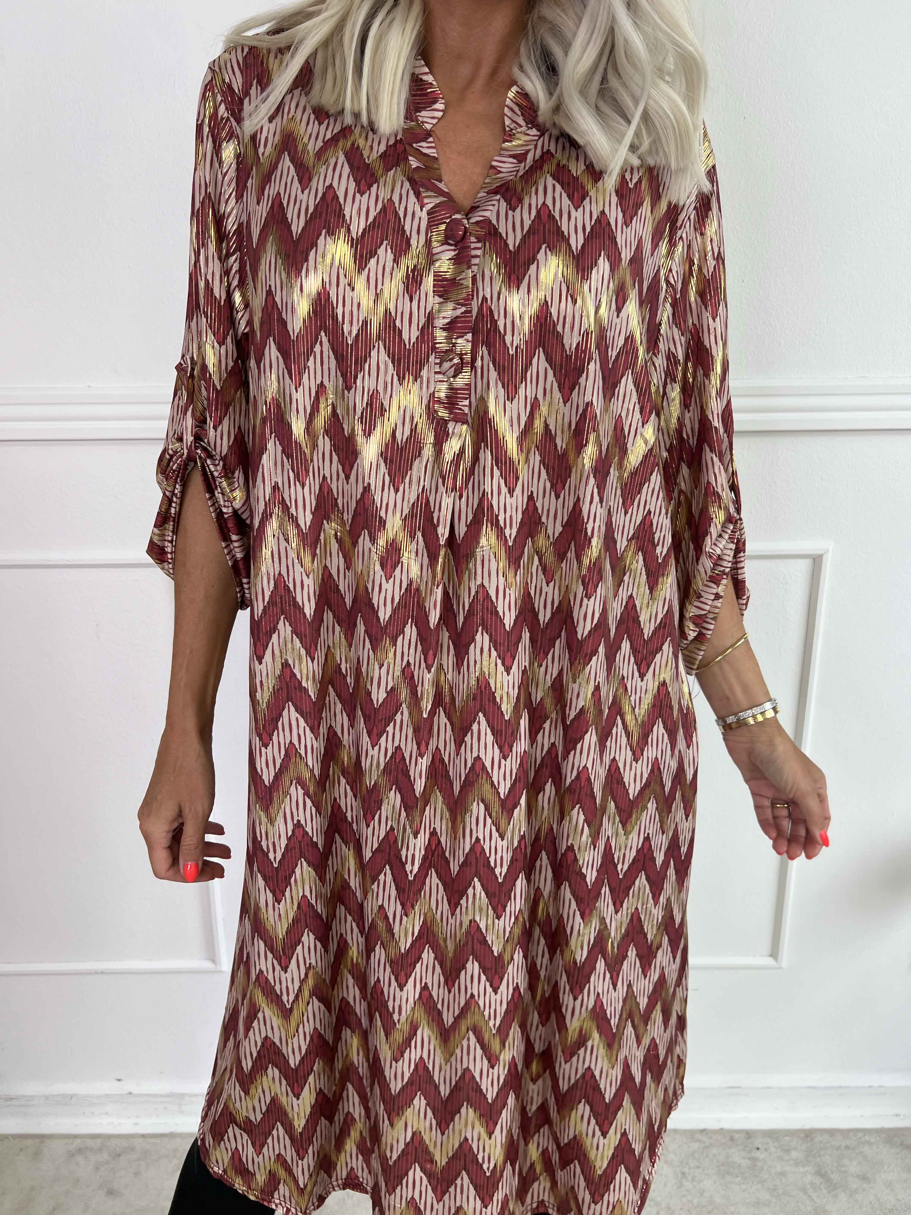 Ebba Zigzag Long - Elastisk mönstrad klänning med gulddetaljer