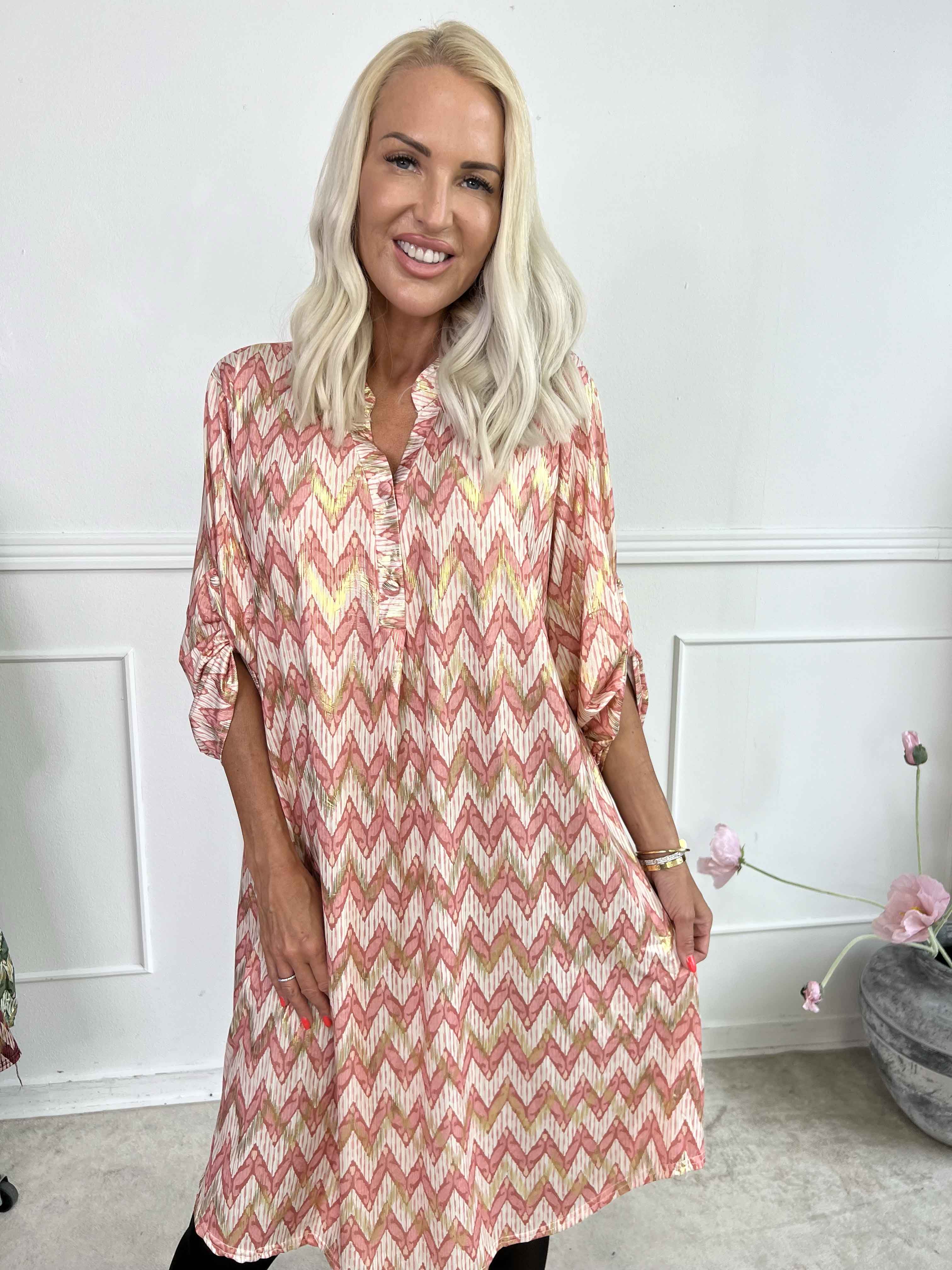 Ebba Zigzag Long - Elastisk mönstrad klänning med gulddetaljer