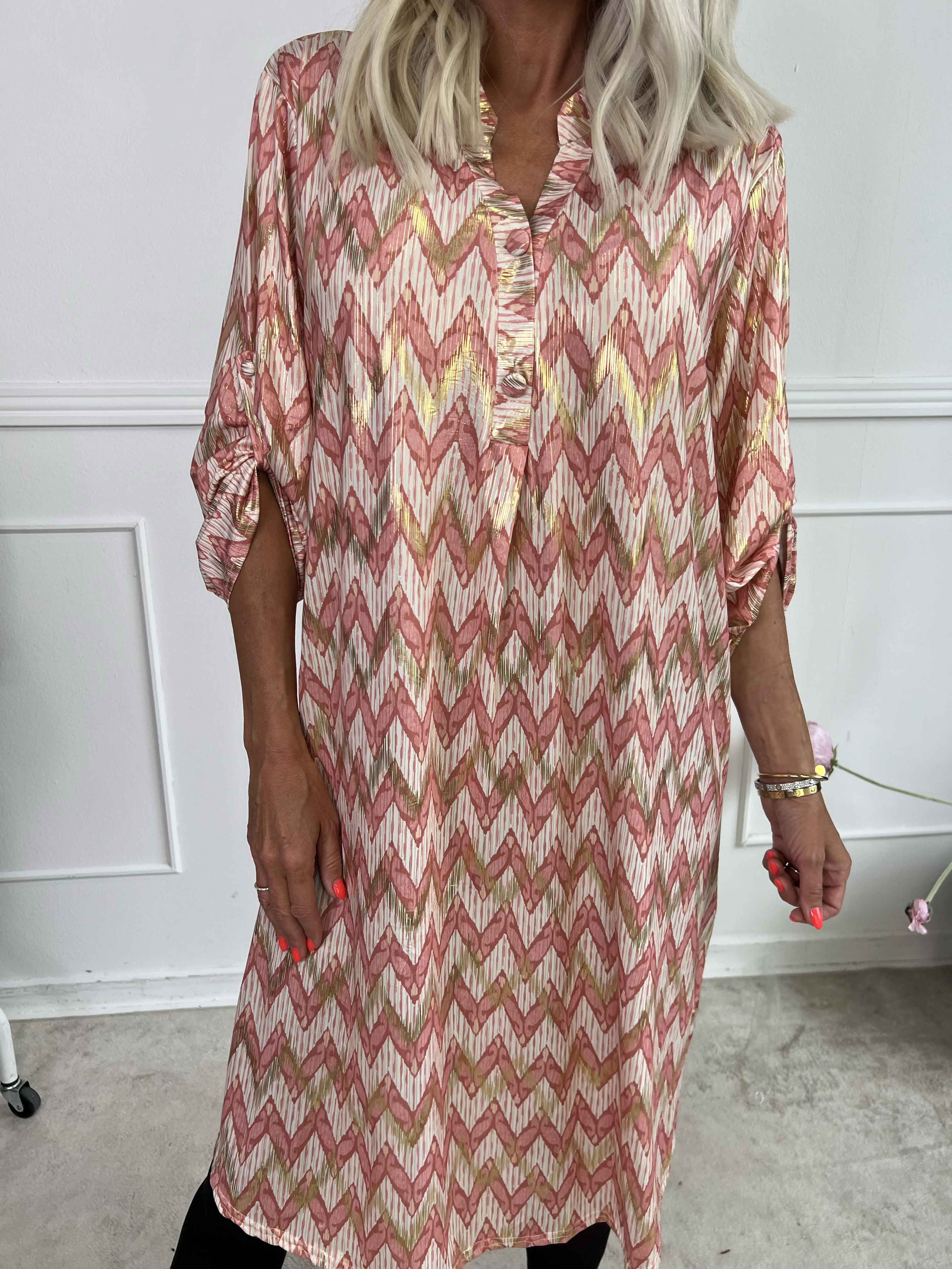 Ebba Zigzag Long - Elastisk mönstrad klänning med gulddetaljer