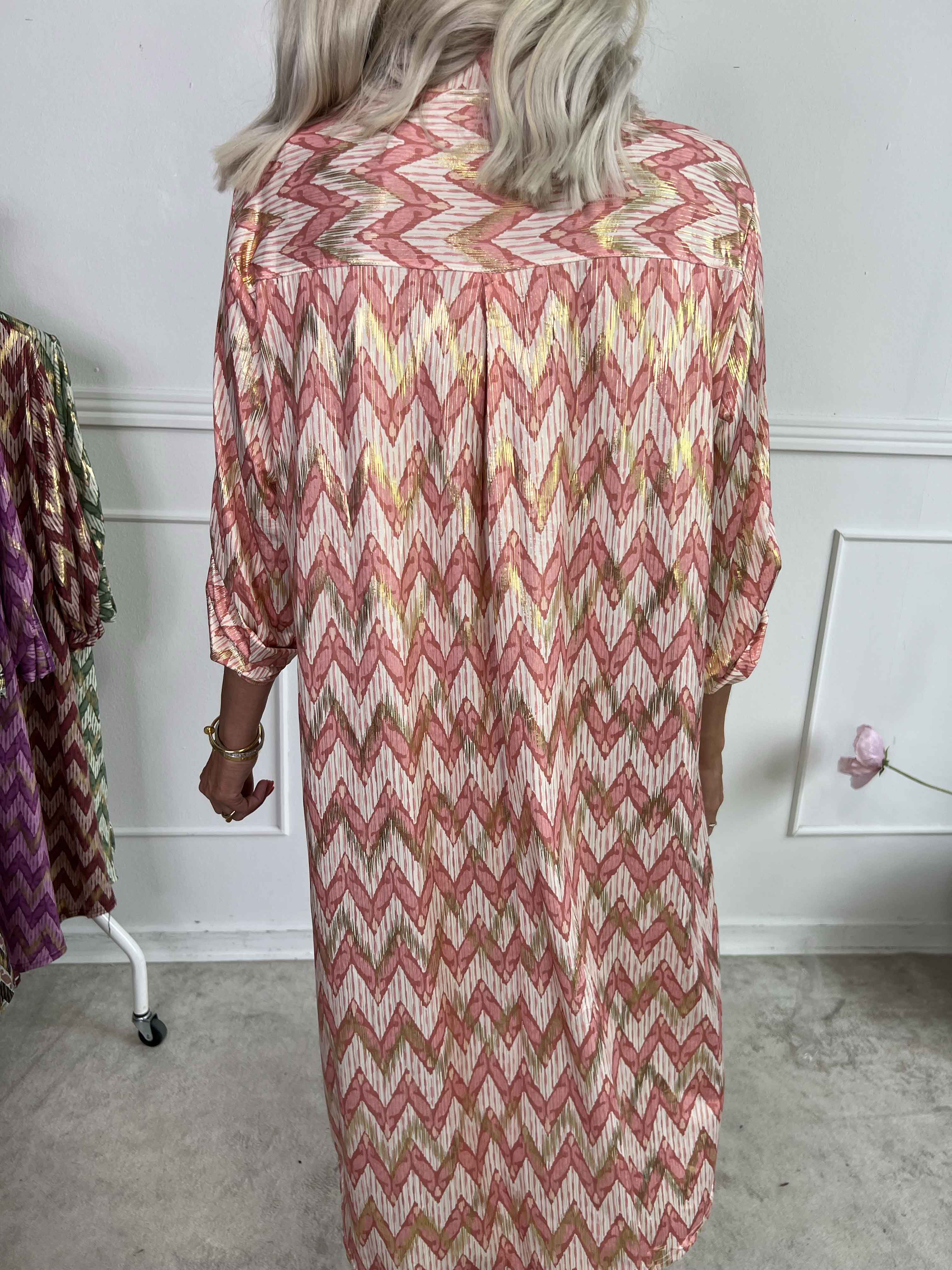 Ebba Zigzag Long - Elastisk mönstrad klänning med gulddetaljer