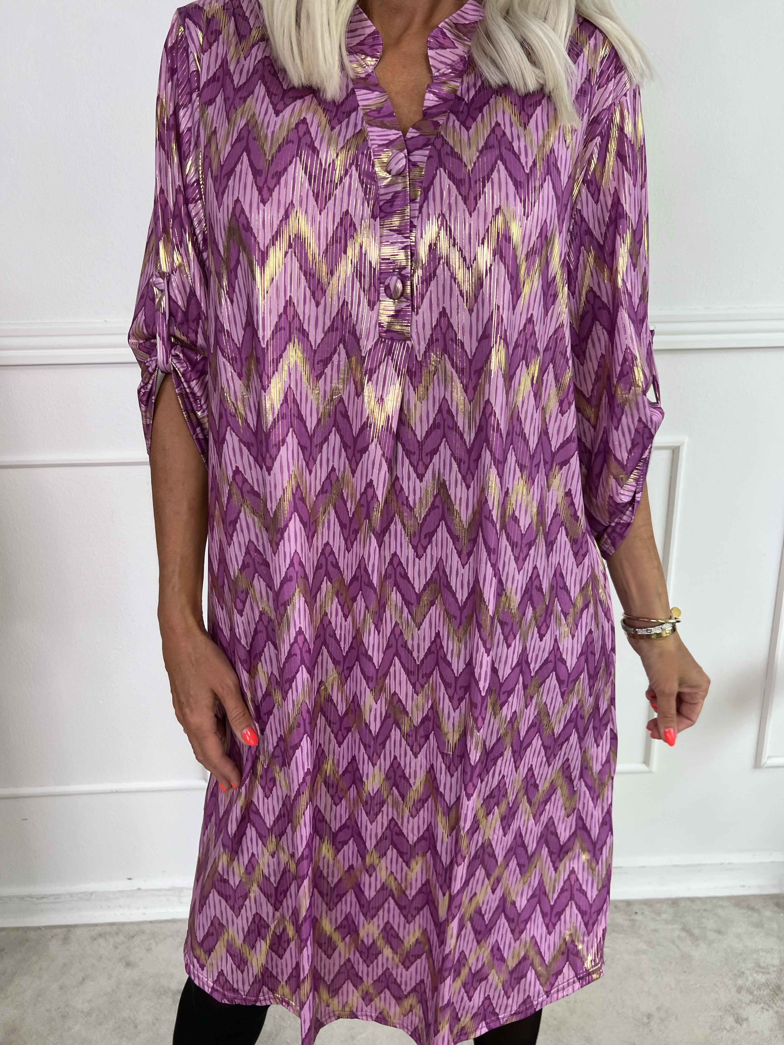 Ebba Zigzag Long - Elastisk mönstrad klänning med gulddetaljer