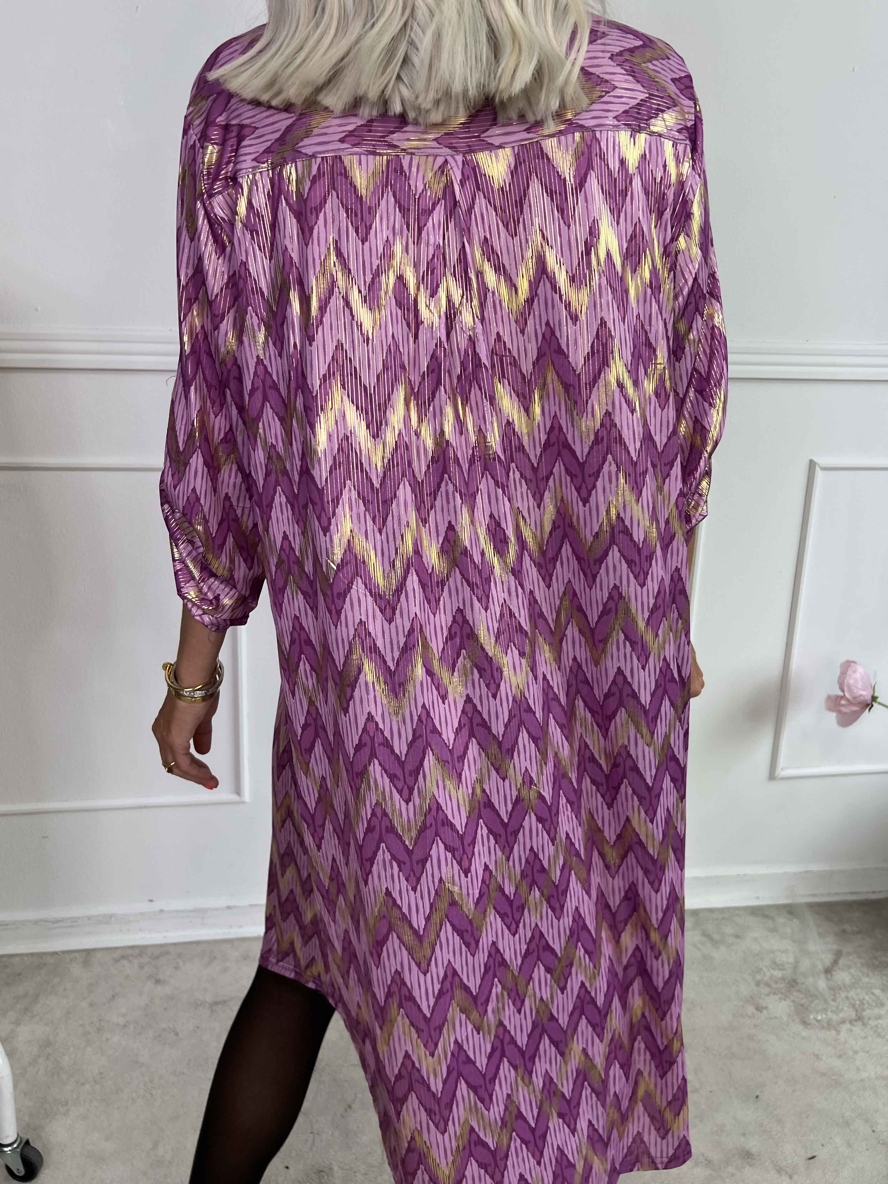 Ebba Zigzag Long - Elastisk mönstrad klänning med gulddetaljer