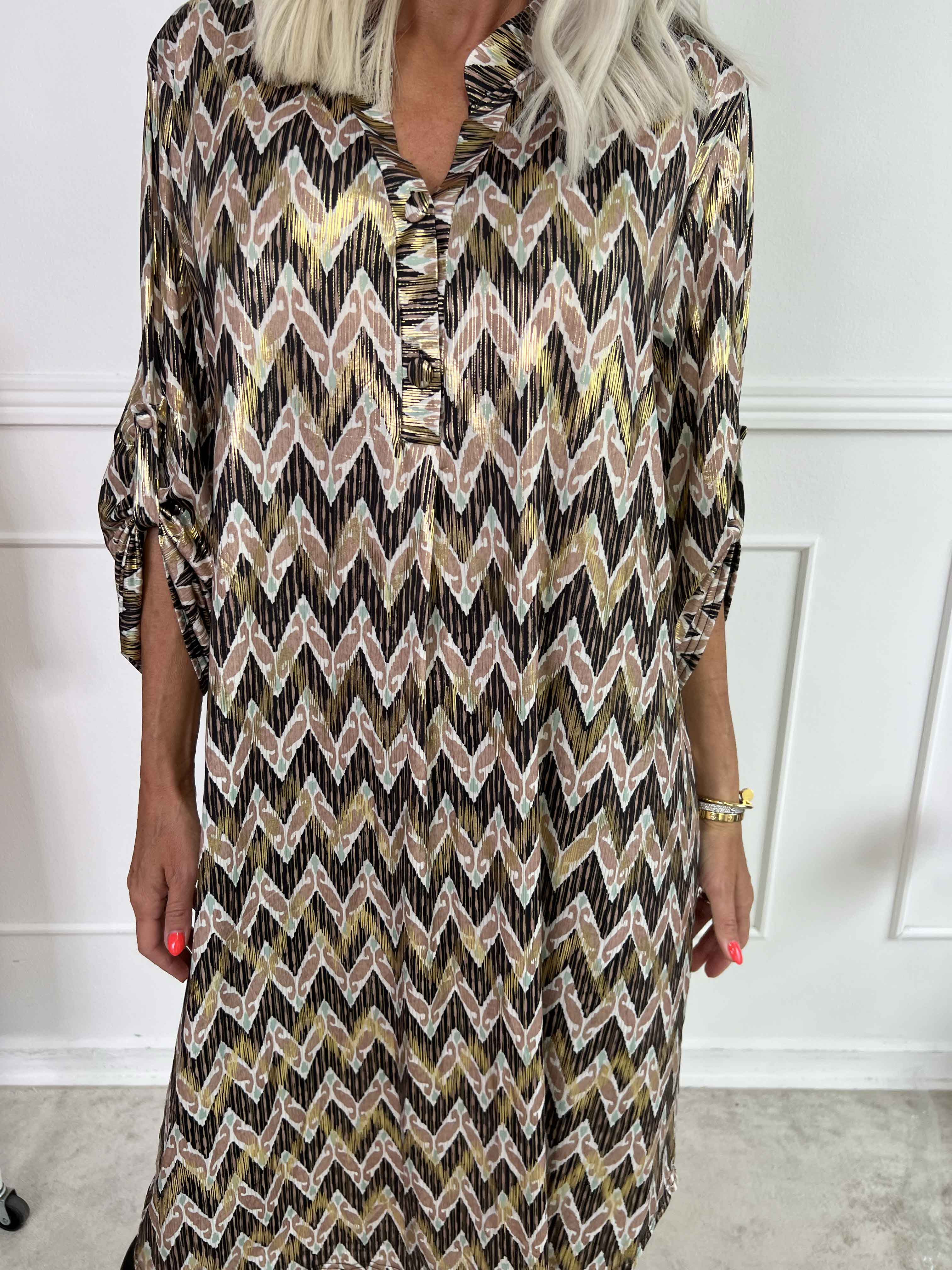 Ebba Zigzag Long - Elastisk mönstrad klänning med gulddetaljer