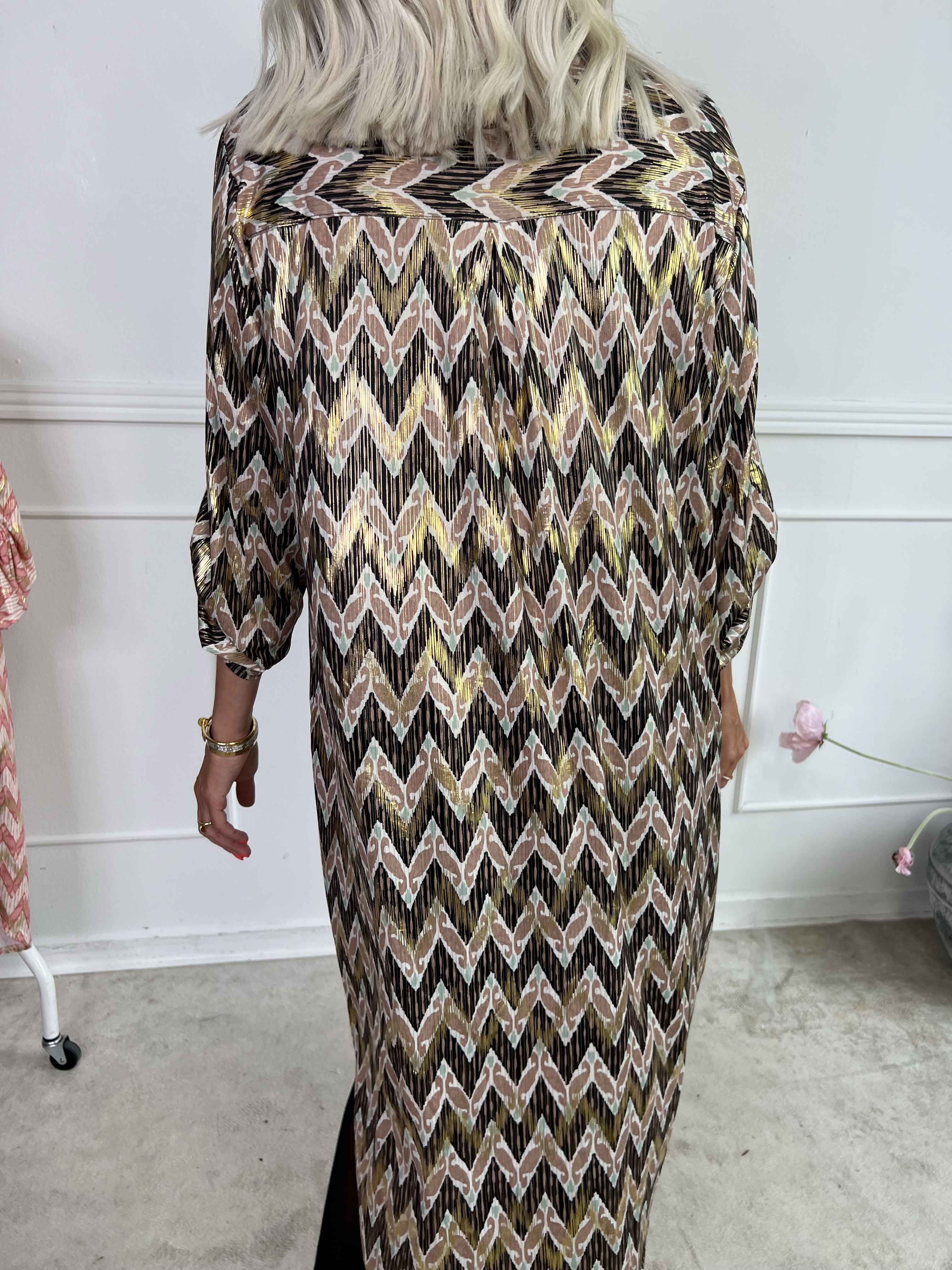 Ebba Zigzag Long - Elastisk mönstrad klänning med gulddetaljer