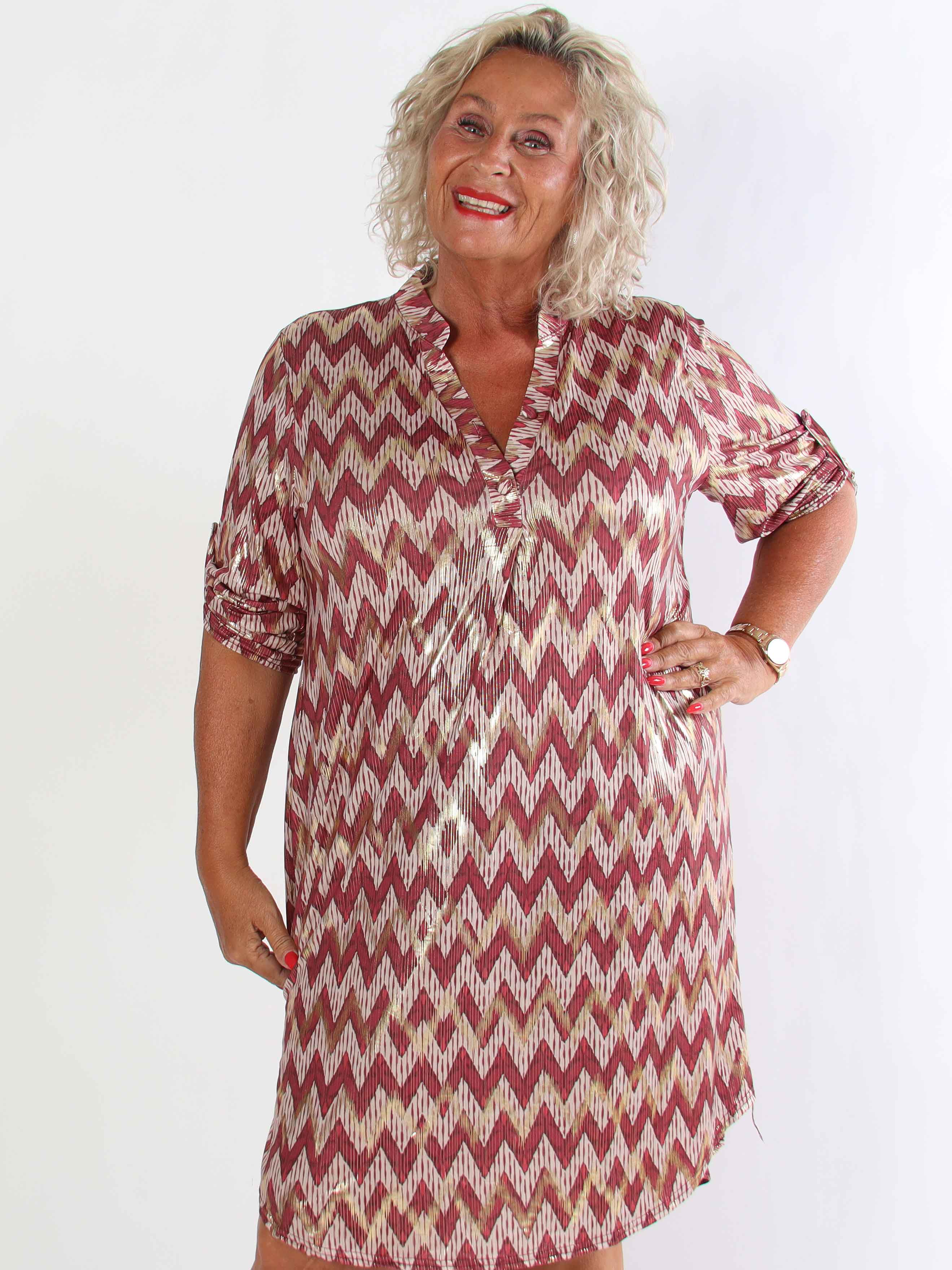 Ebba Zigzag Long - Elastisk mönstrad plus size klänning med gulddetaljer