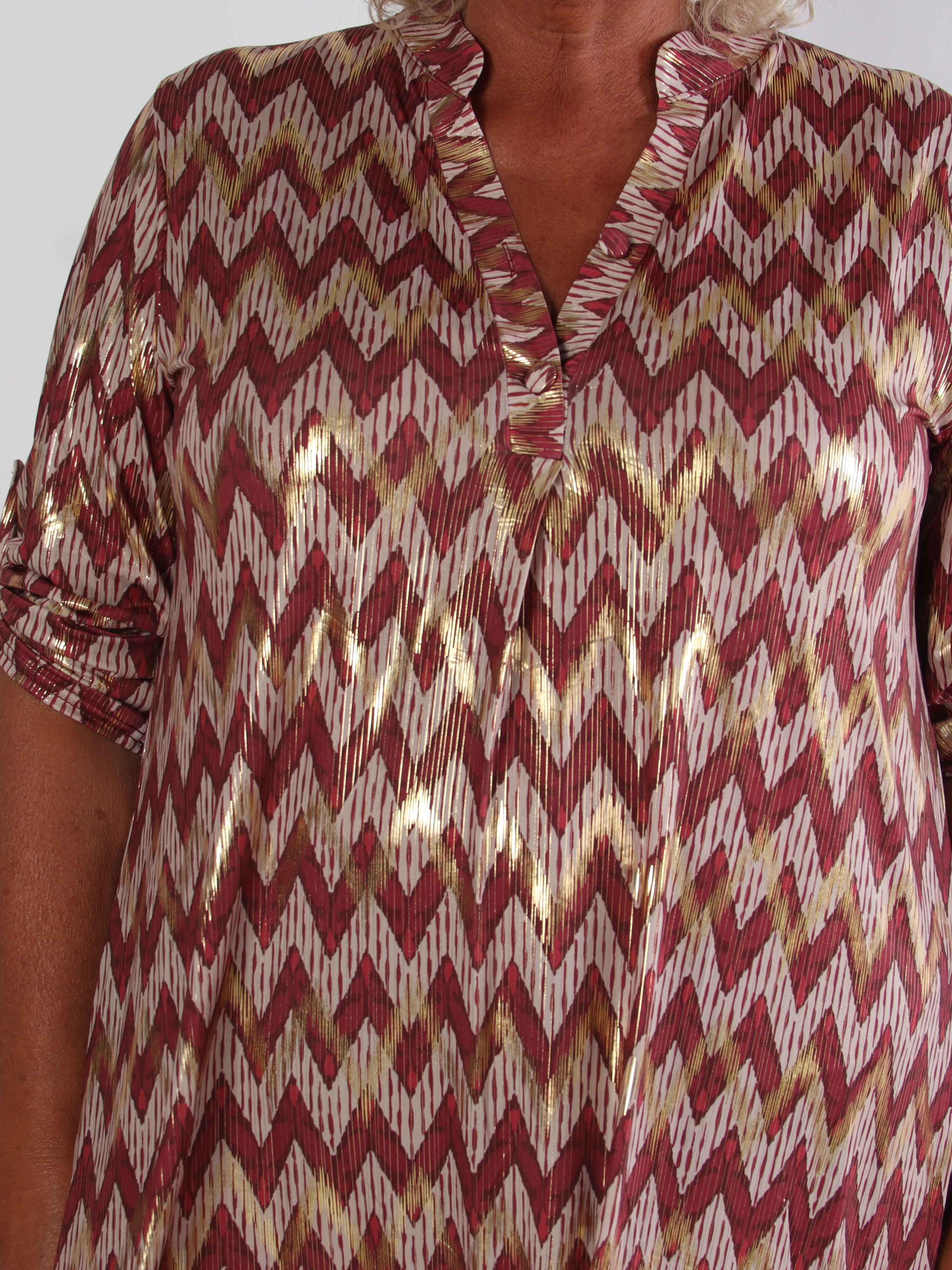 Ebba Zigzag Long - Elastisk mönstrad plus size klänning med gulddetaljer