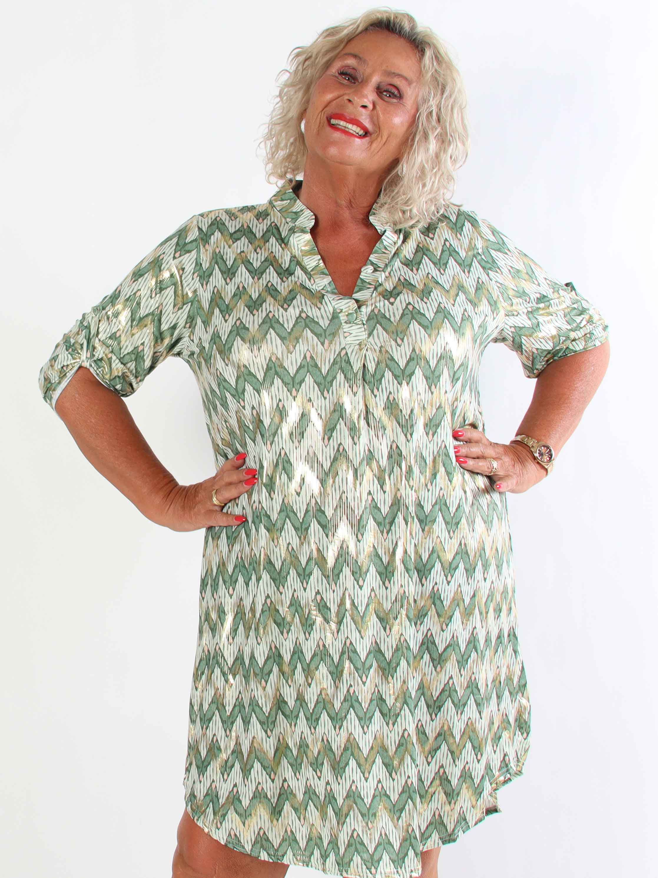 Ebba Zigzag Long - Elastisk mönstrad plus size klänning med gulddetaljer