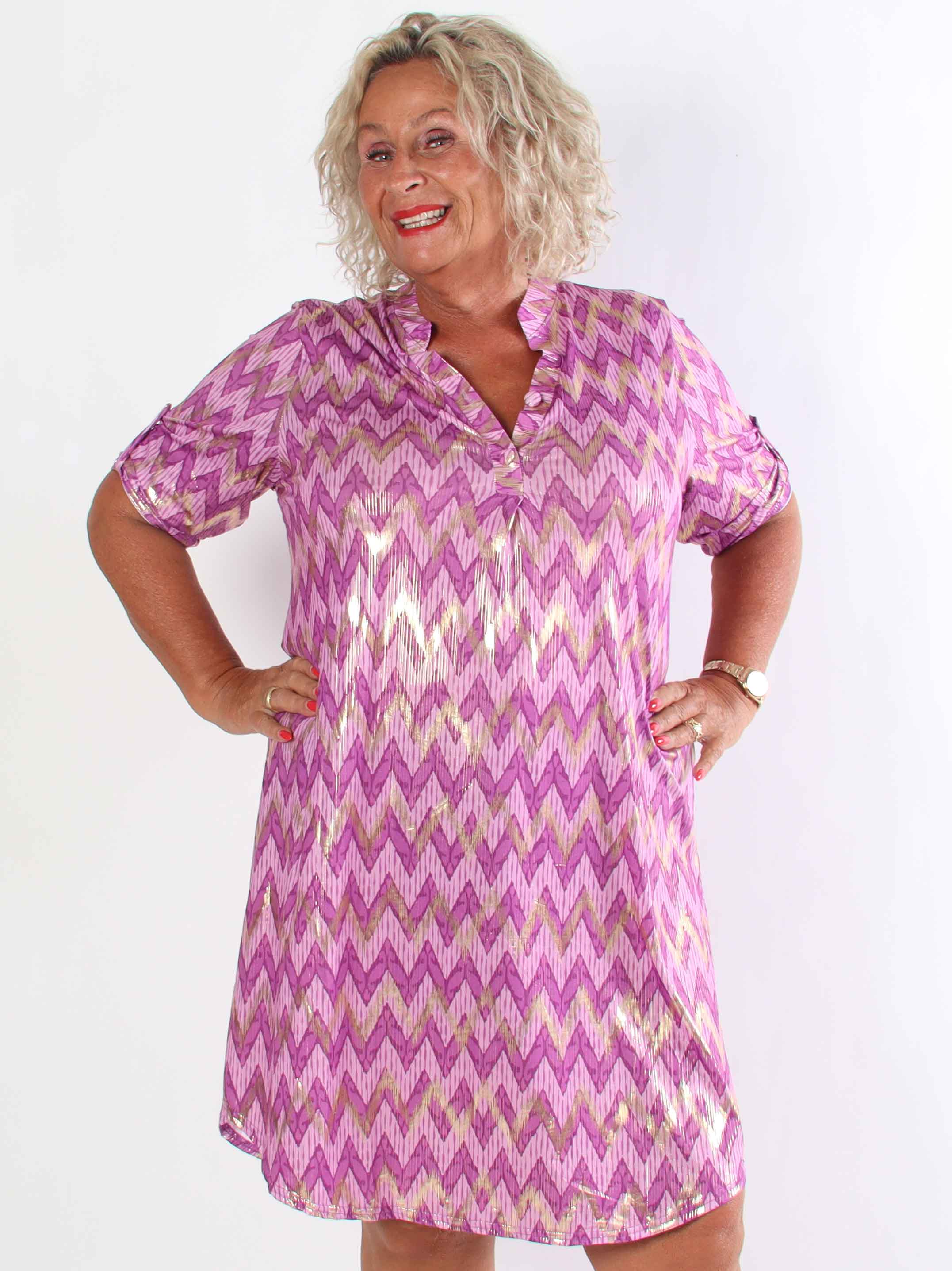 Ebba Zigzag Long - Elastisk mönstrad plus size klänning med gulddetaljer