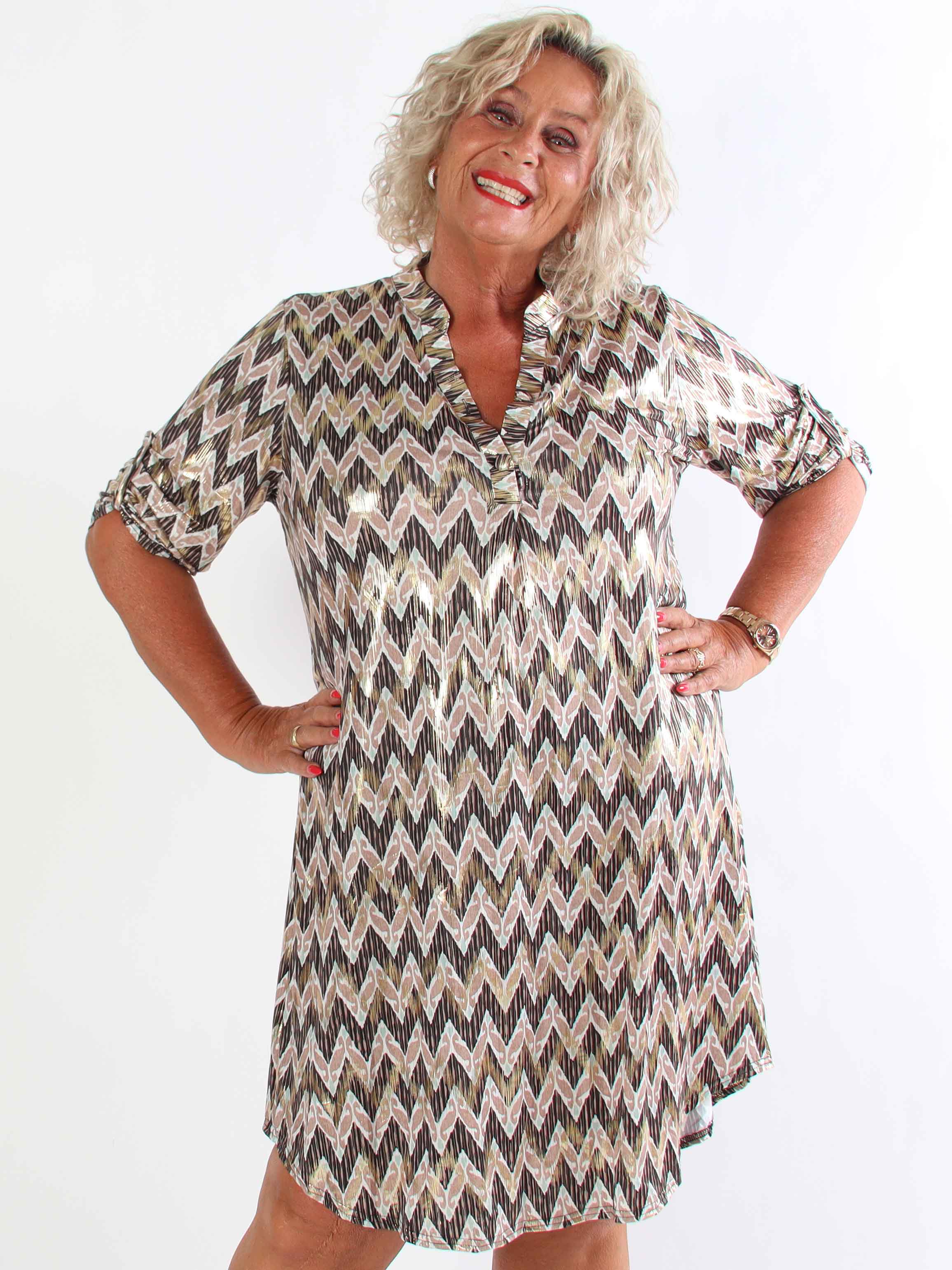 Ebba Zigzag Long - Elastisk mönstrad plus size klänning med gulddetaljer