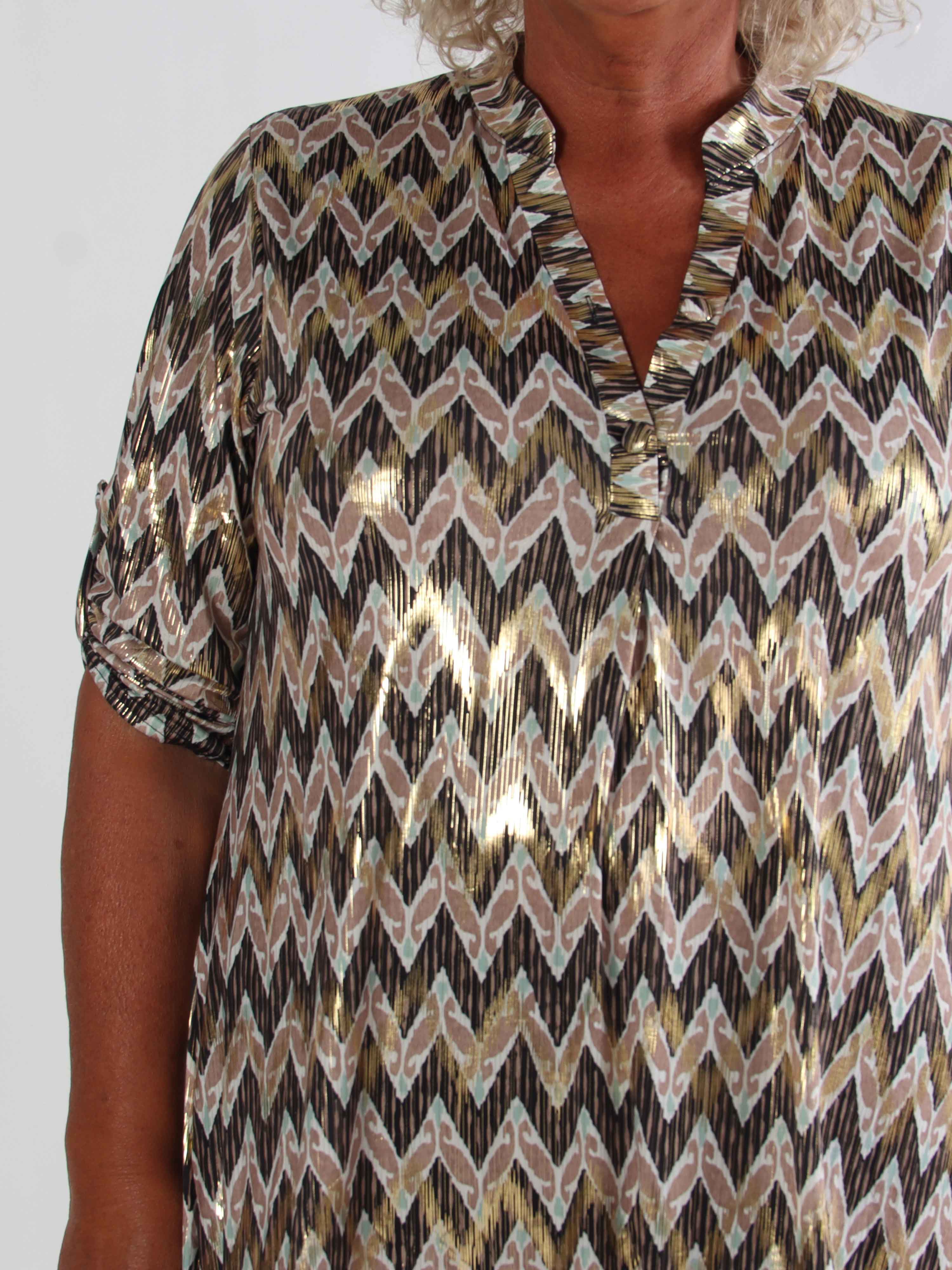 Ebba Zigzag Long - Elastisk mönstrad plus size klänning med gulddetaljer