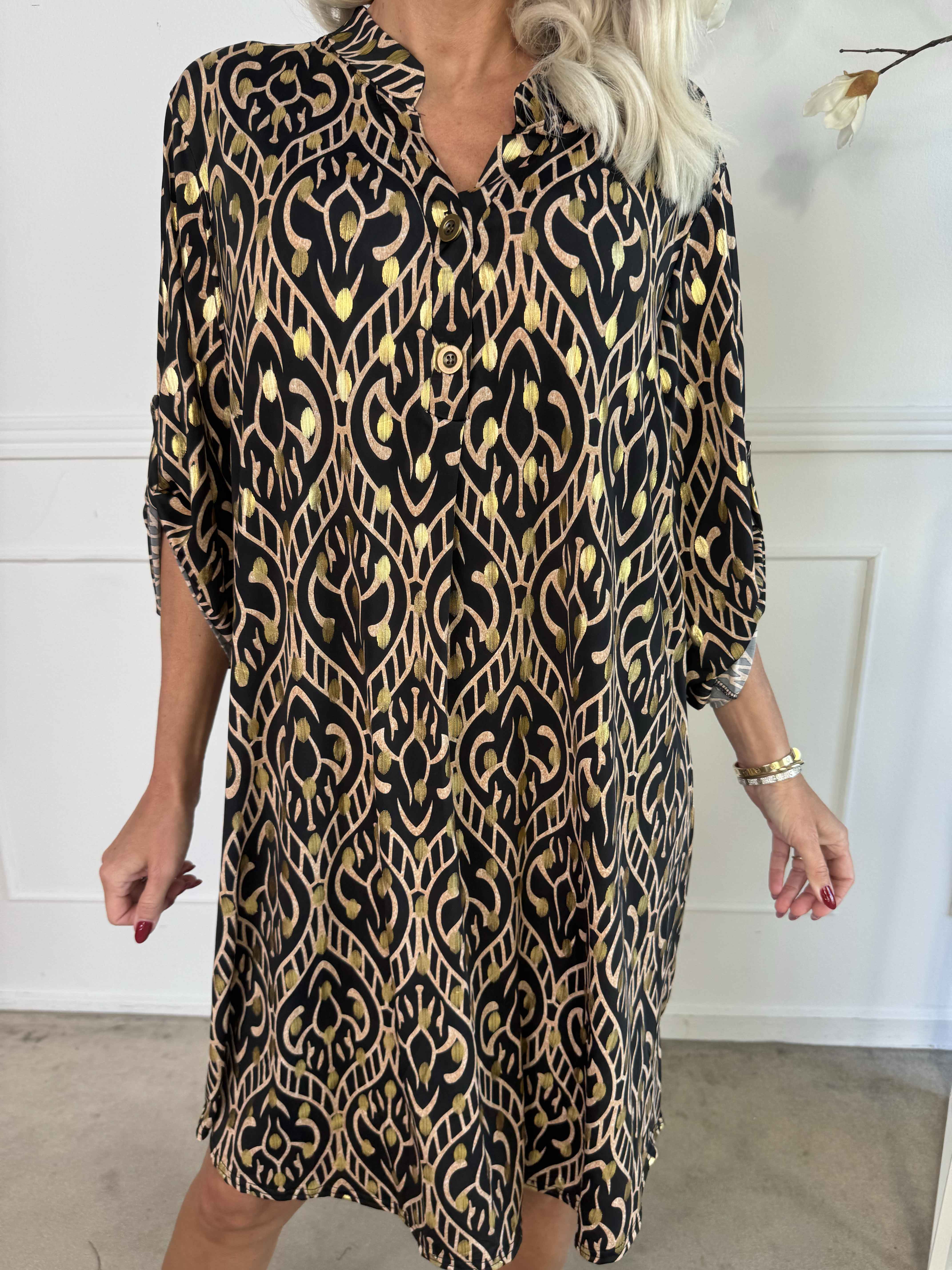 Ebba Boho Long - Elastisk mönstrad klänning med guldprickar