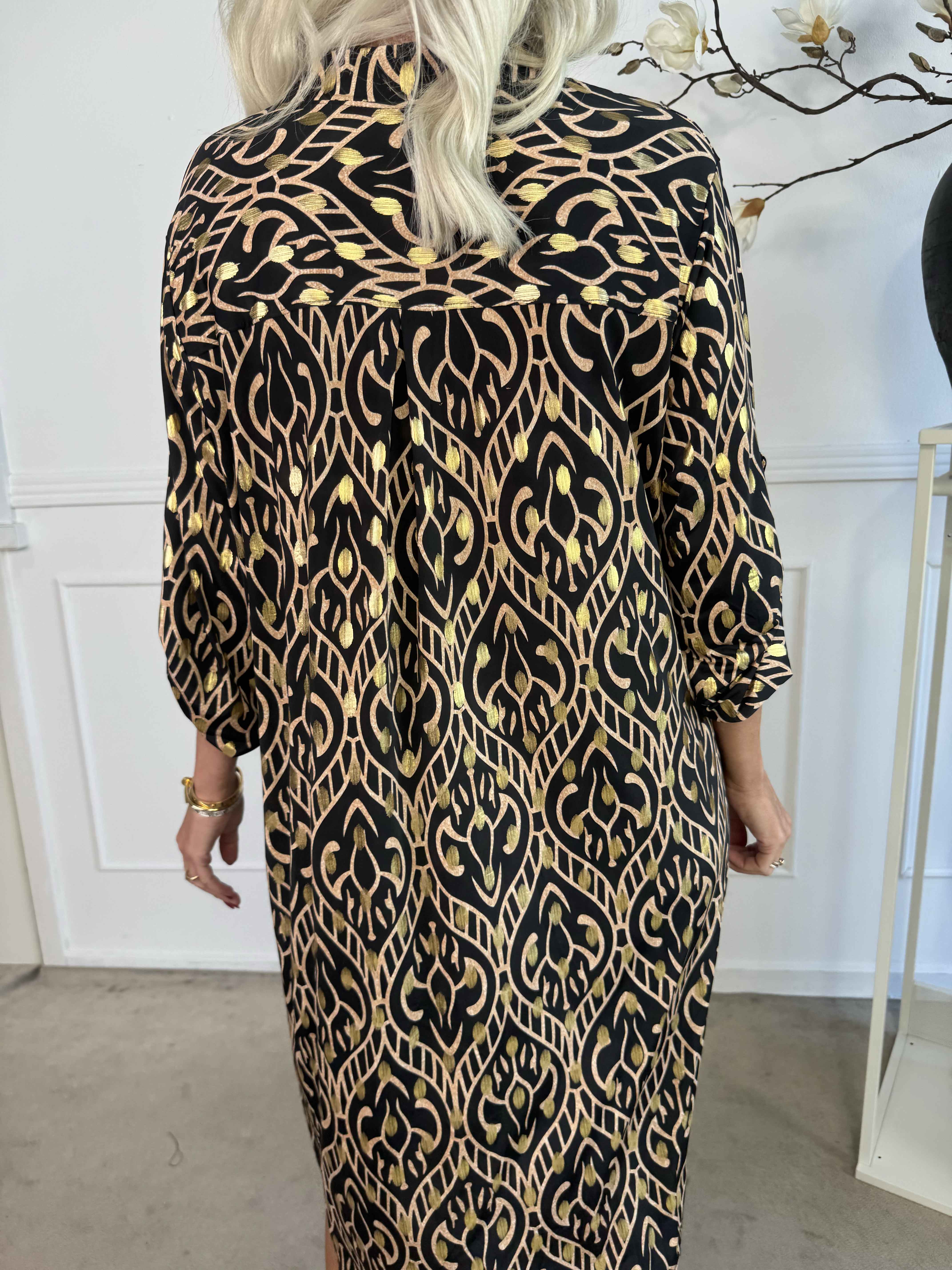 Ebba Boho Long - Elastisk mönstrad klänning med guldprickar