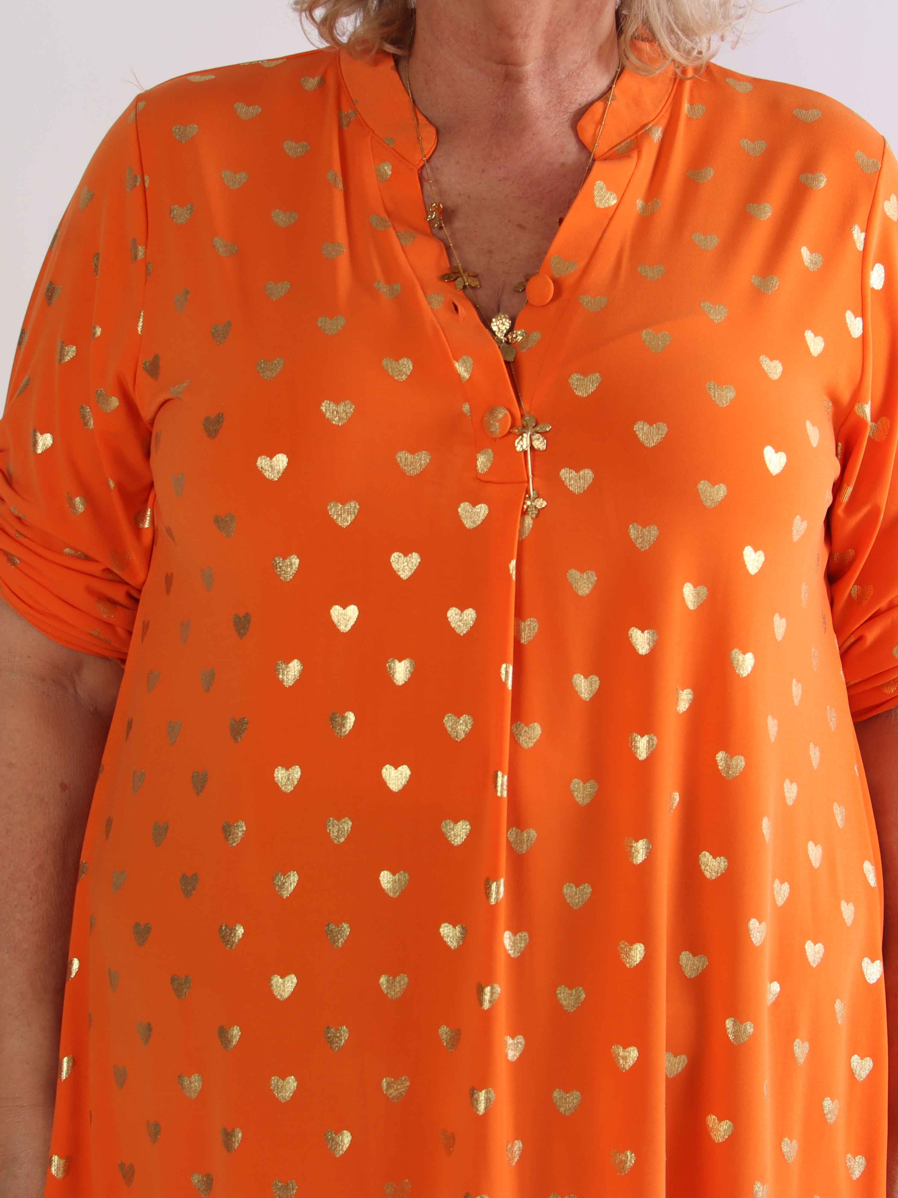 Ebba Gold Heart - Plus size resårklänning med guldfärgade hjärtdetaljer