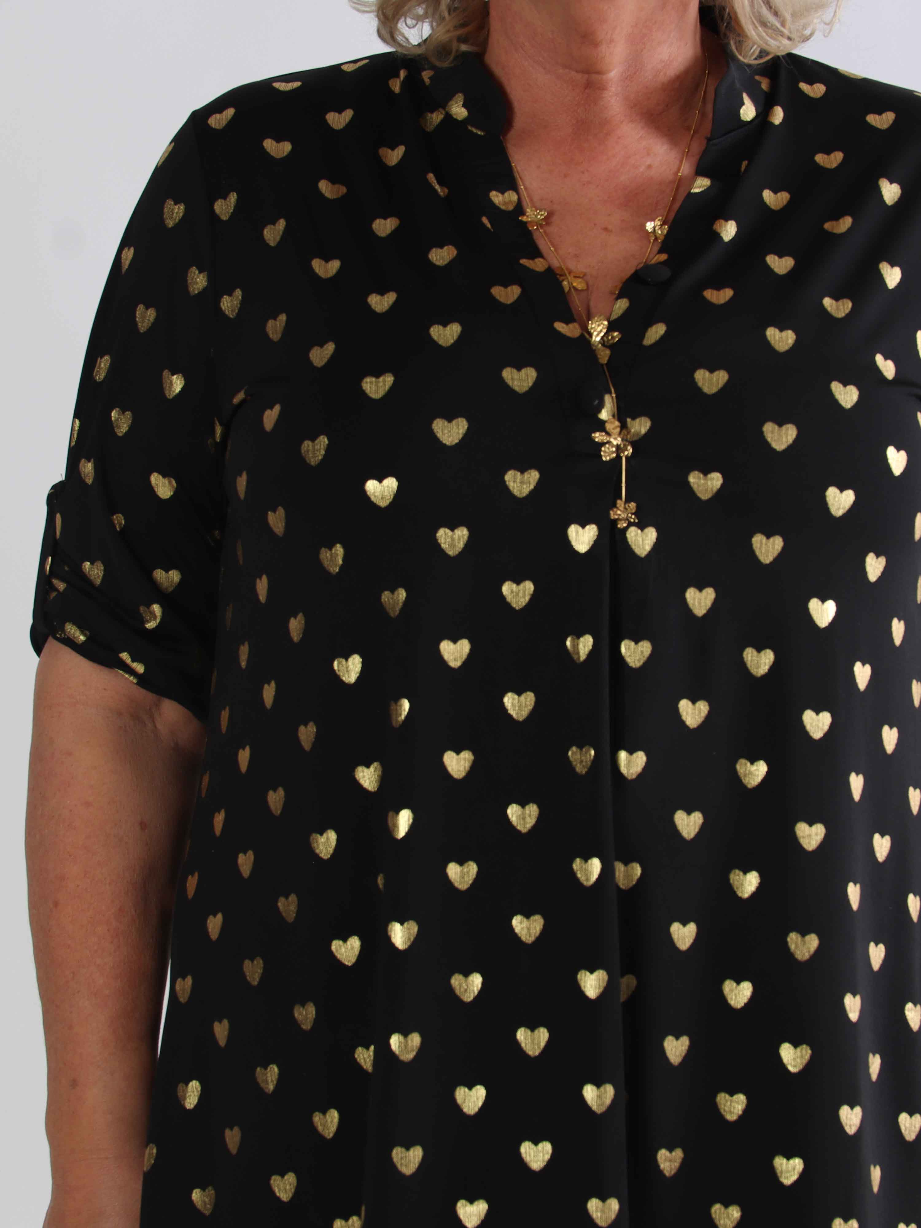 Ebba Gold Heart - Plus size resårklänning med guldfärgade hjärtdetaljer