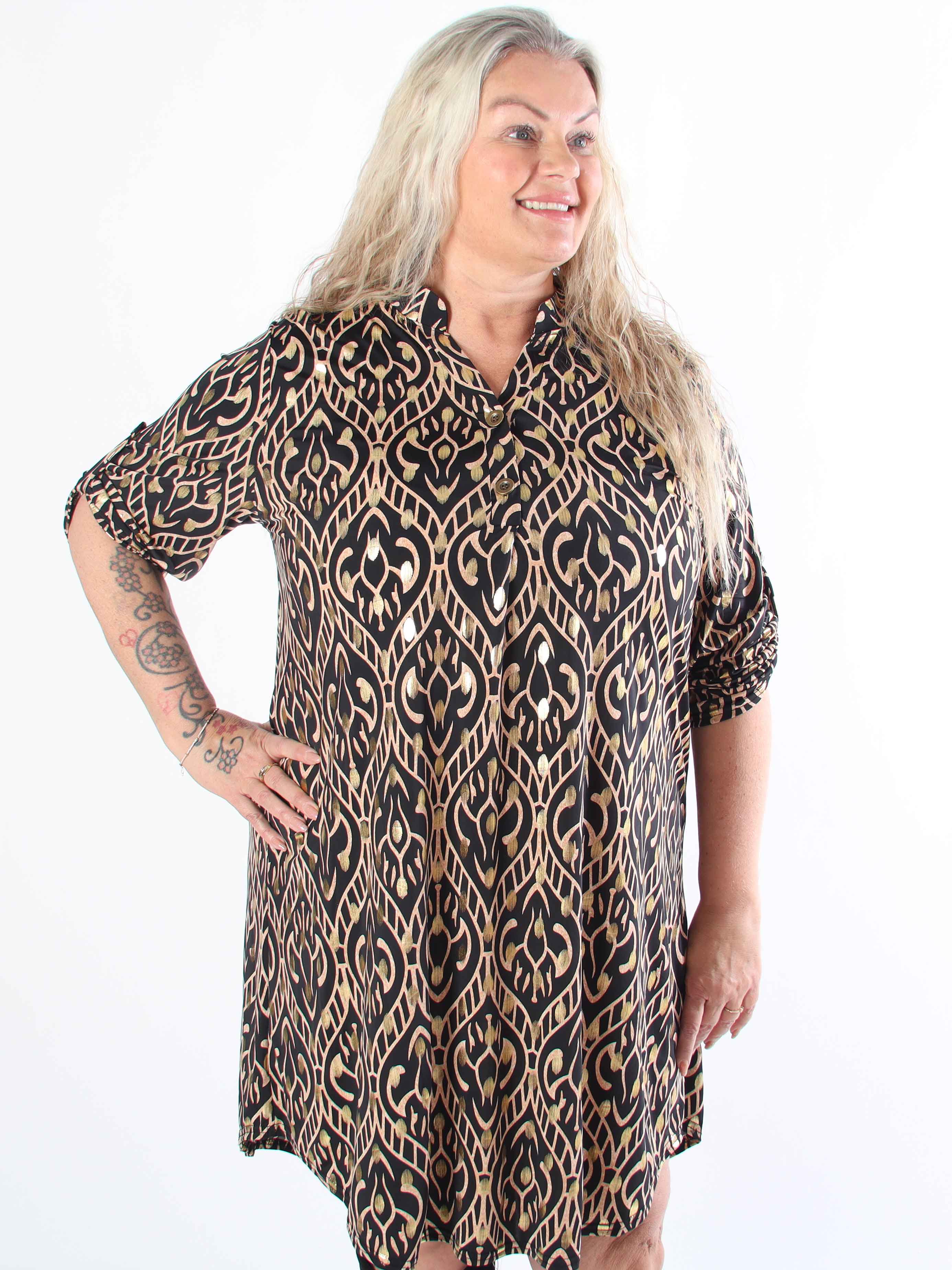 Ebba Boho Long - Elastisk mönstrad klänning i plus size med guldprickar