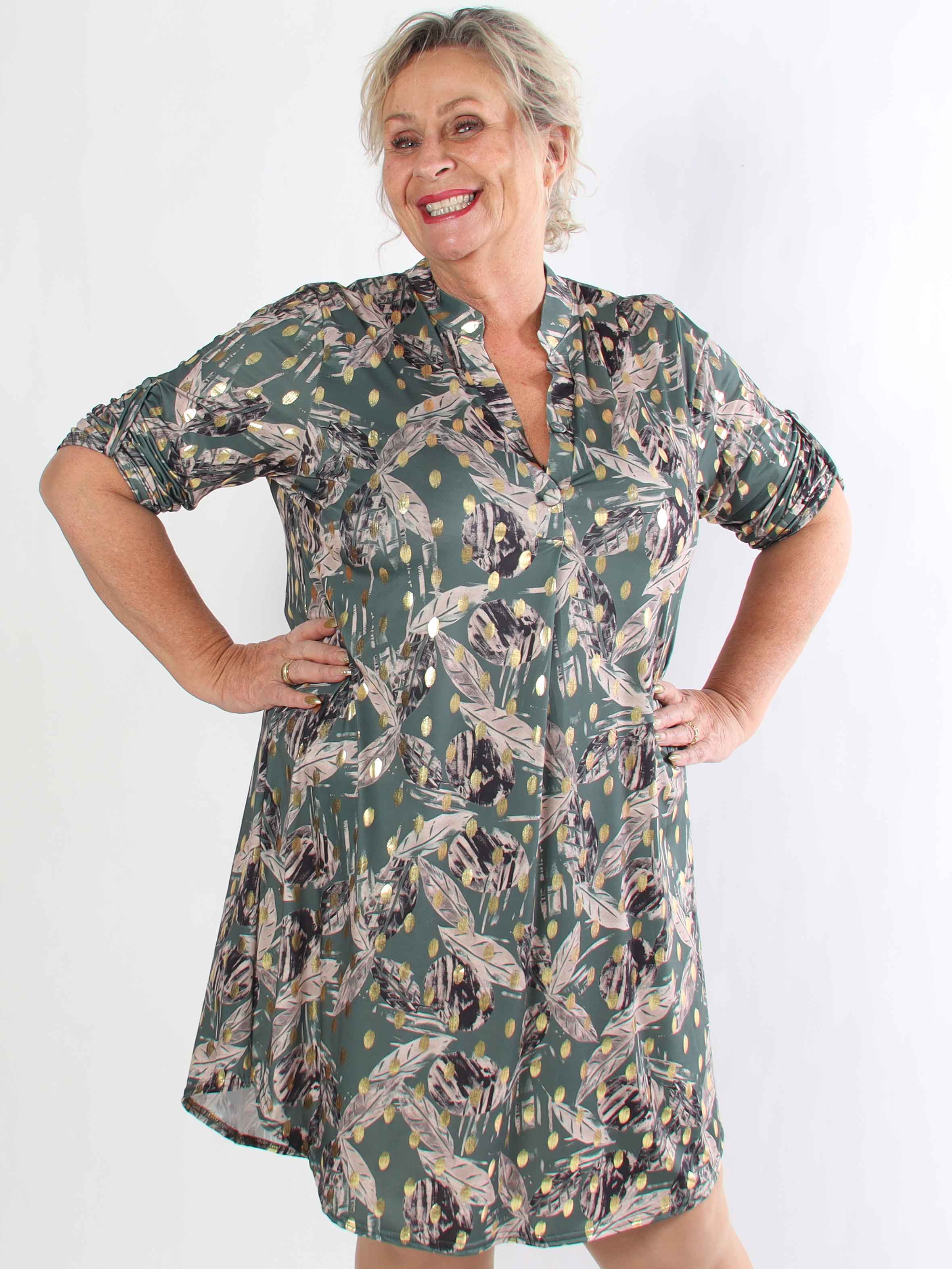 Ebba Leaf Long - Elastisk plus size kjole med bladmønster og guld dutter