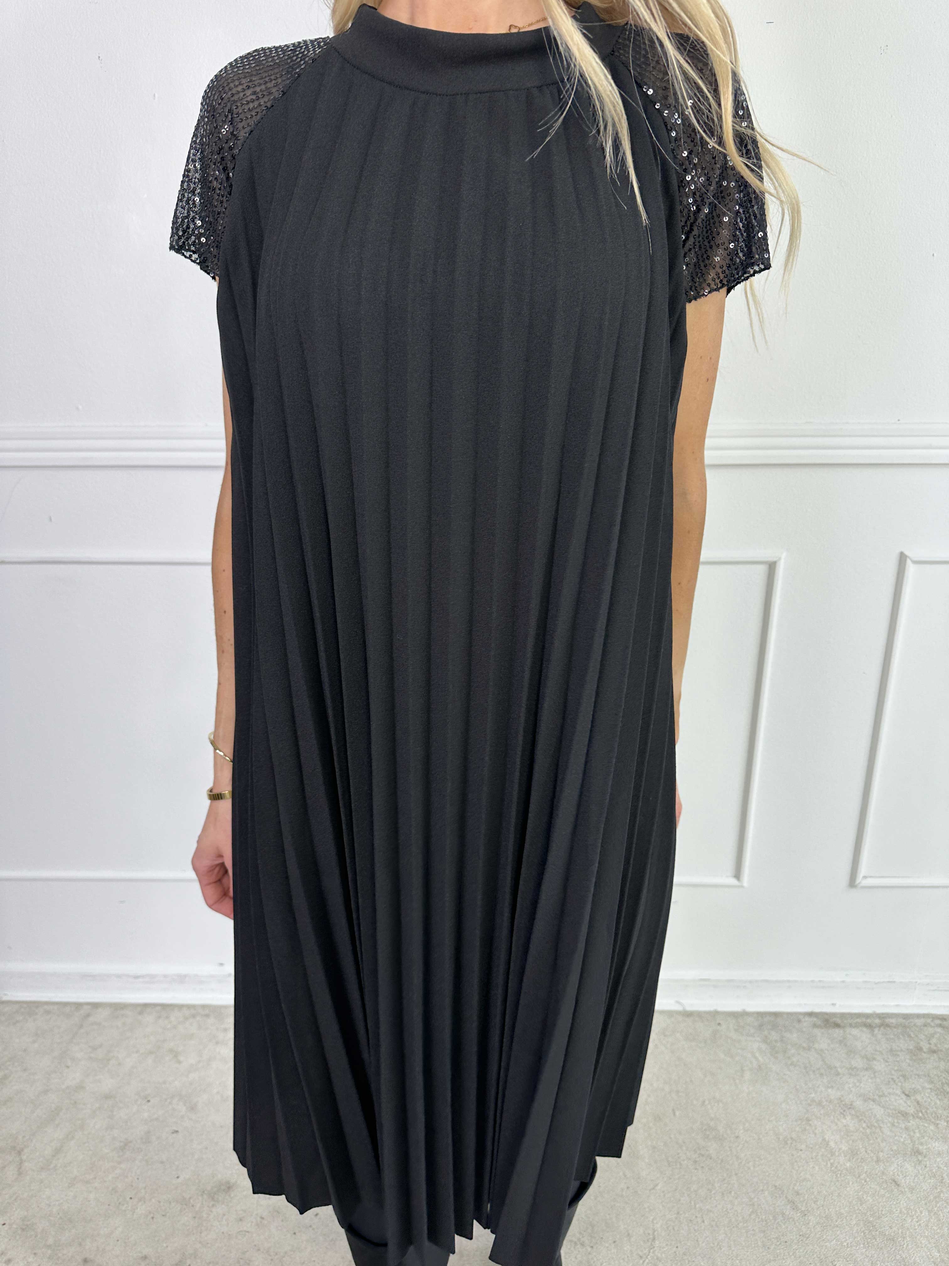 Electra - Plisseret kjole med A-facon og pailletærmer