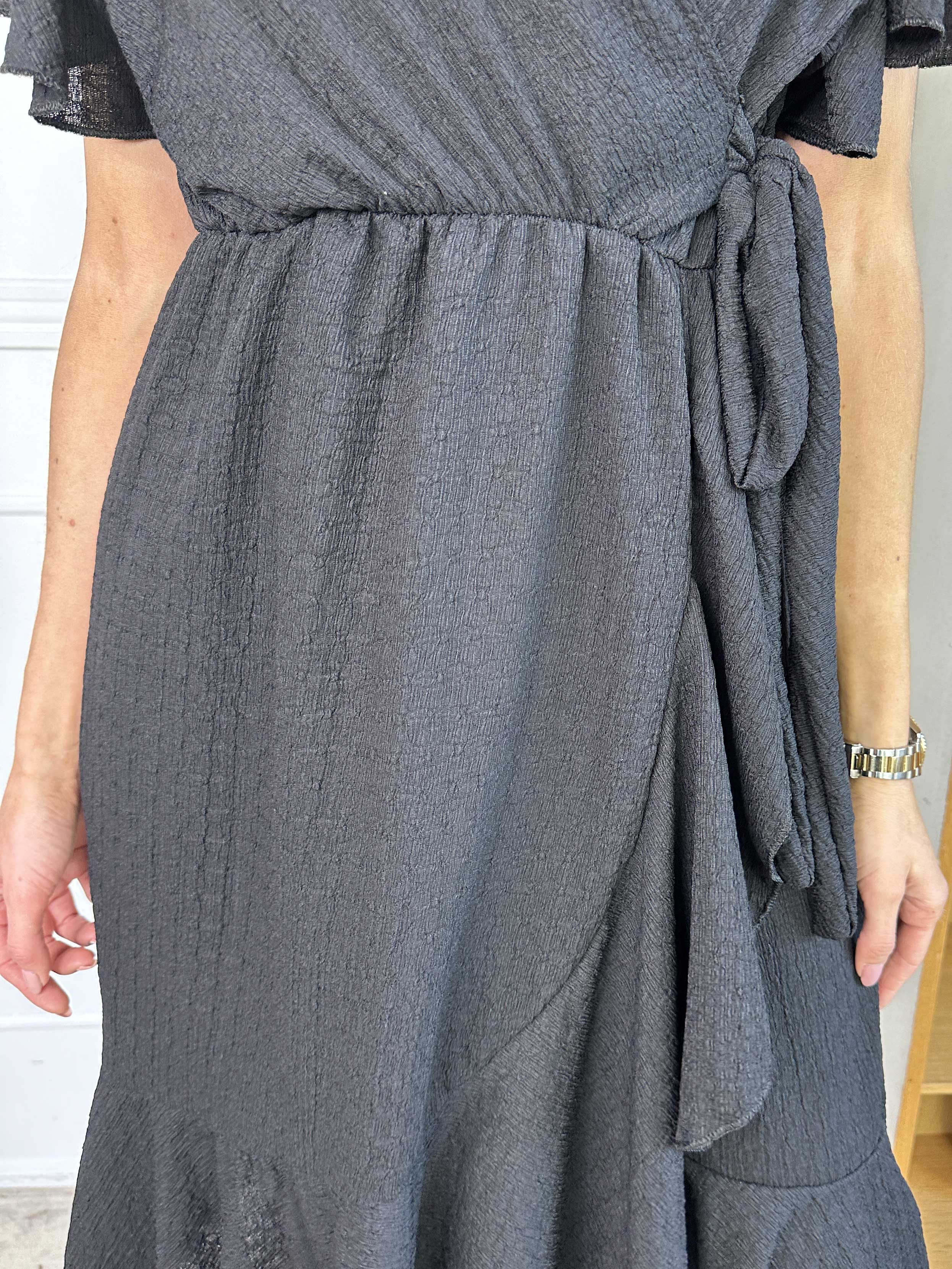 Eliana - Söt omlottklänning med volanger