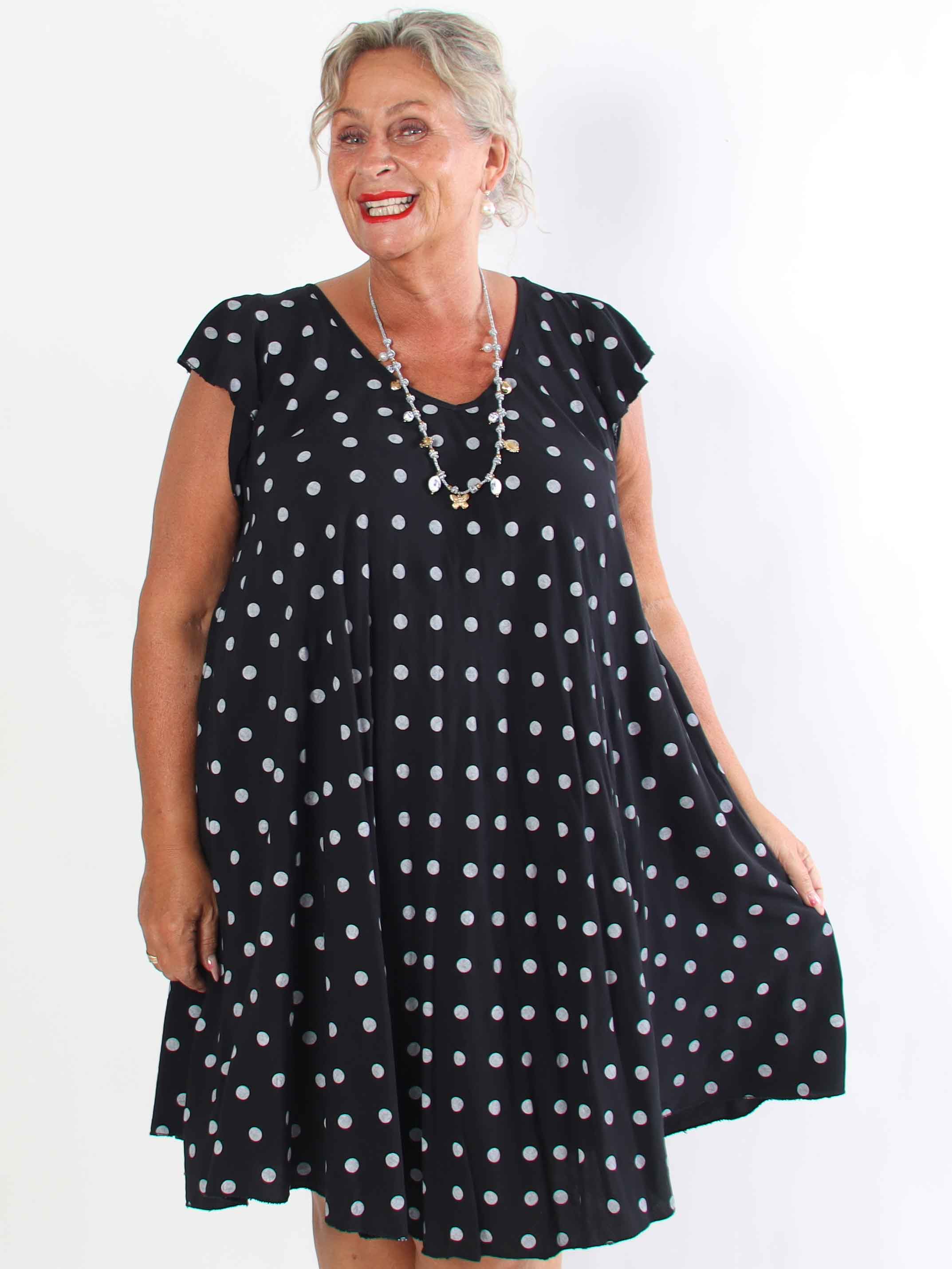 Elinora - Feminin plus size kjole i blød viskose med fine prikker og elegante flæseærmer