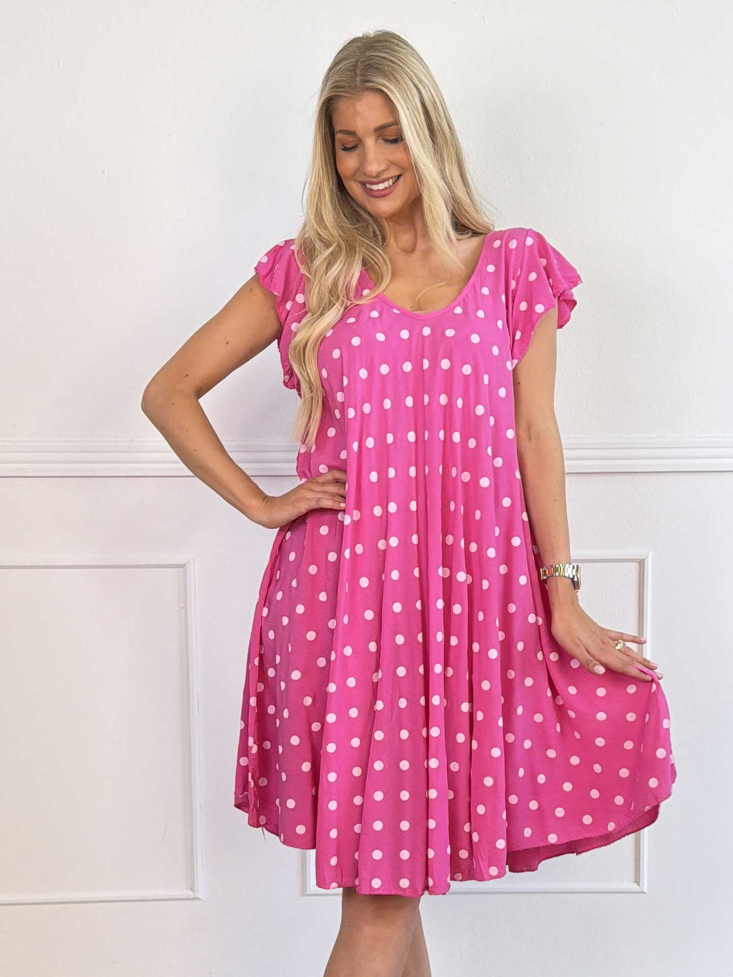 Elinora - Feminin plus size kjole i blød viskose med fine prikker og elegante flæseærmer