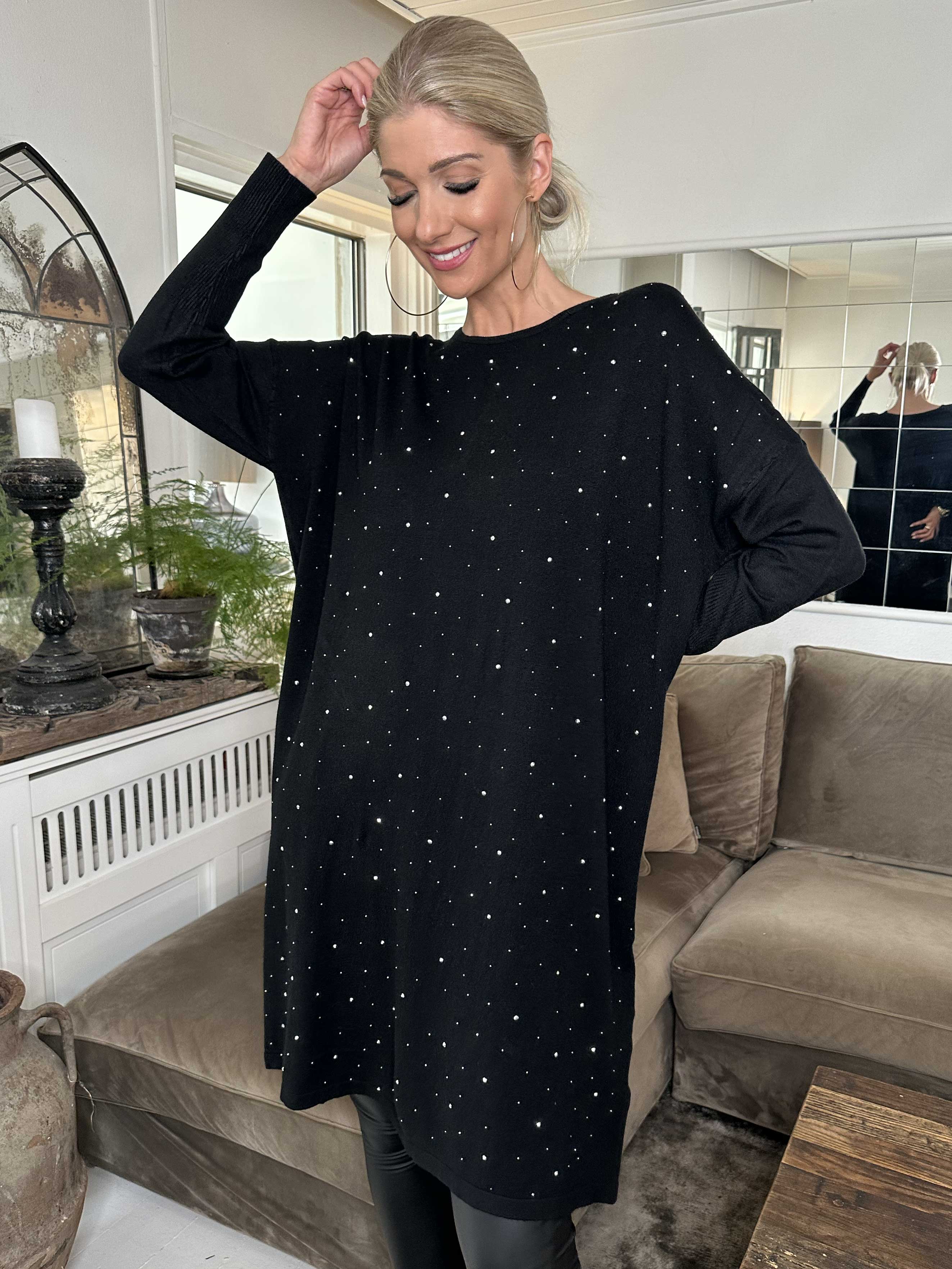 Elisa - Mjuk stickad klänning dekorerad med små stenar