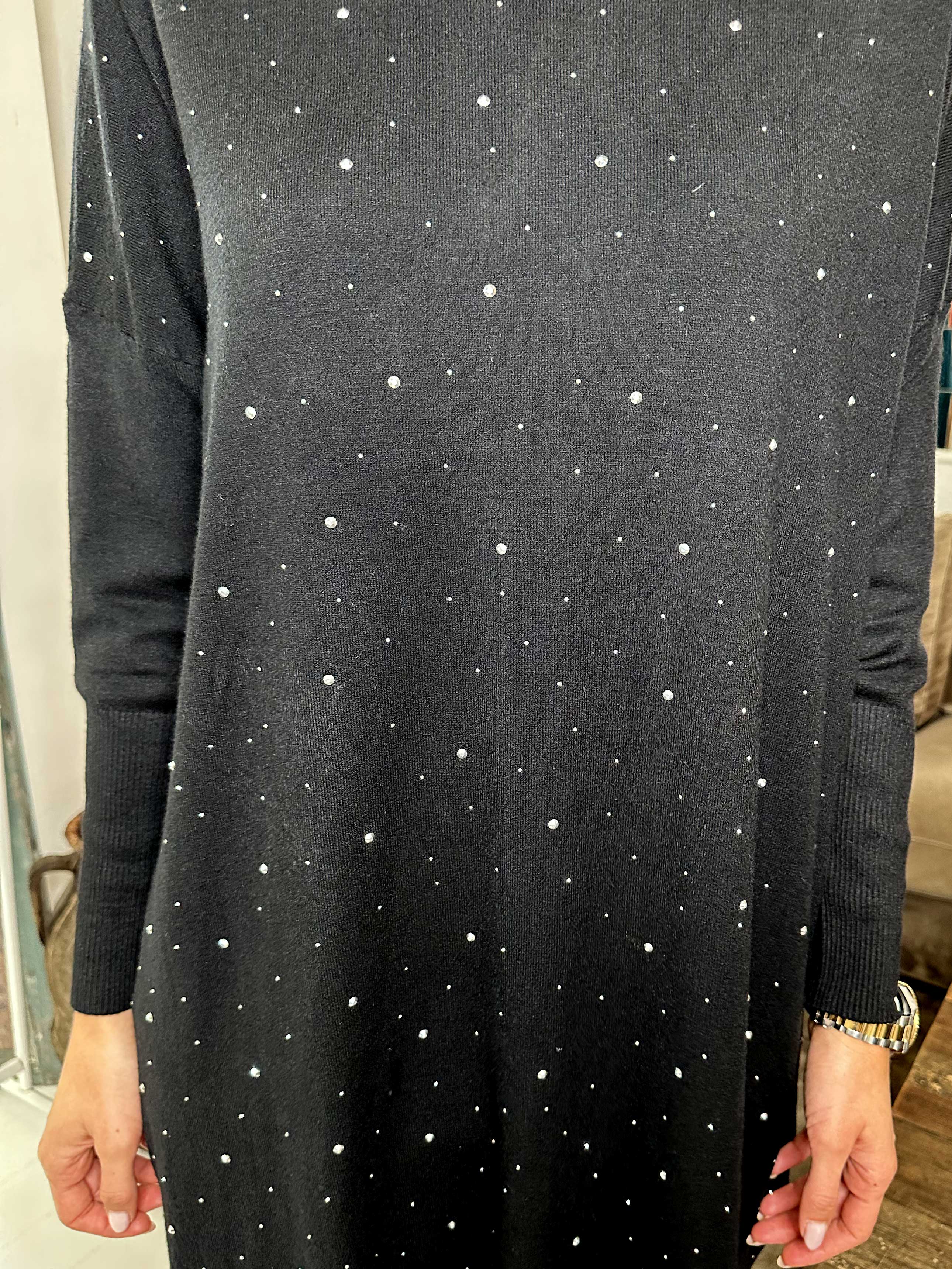 Elisa - Mjuk stickad klänning dekorerad med små stenar