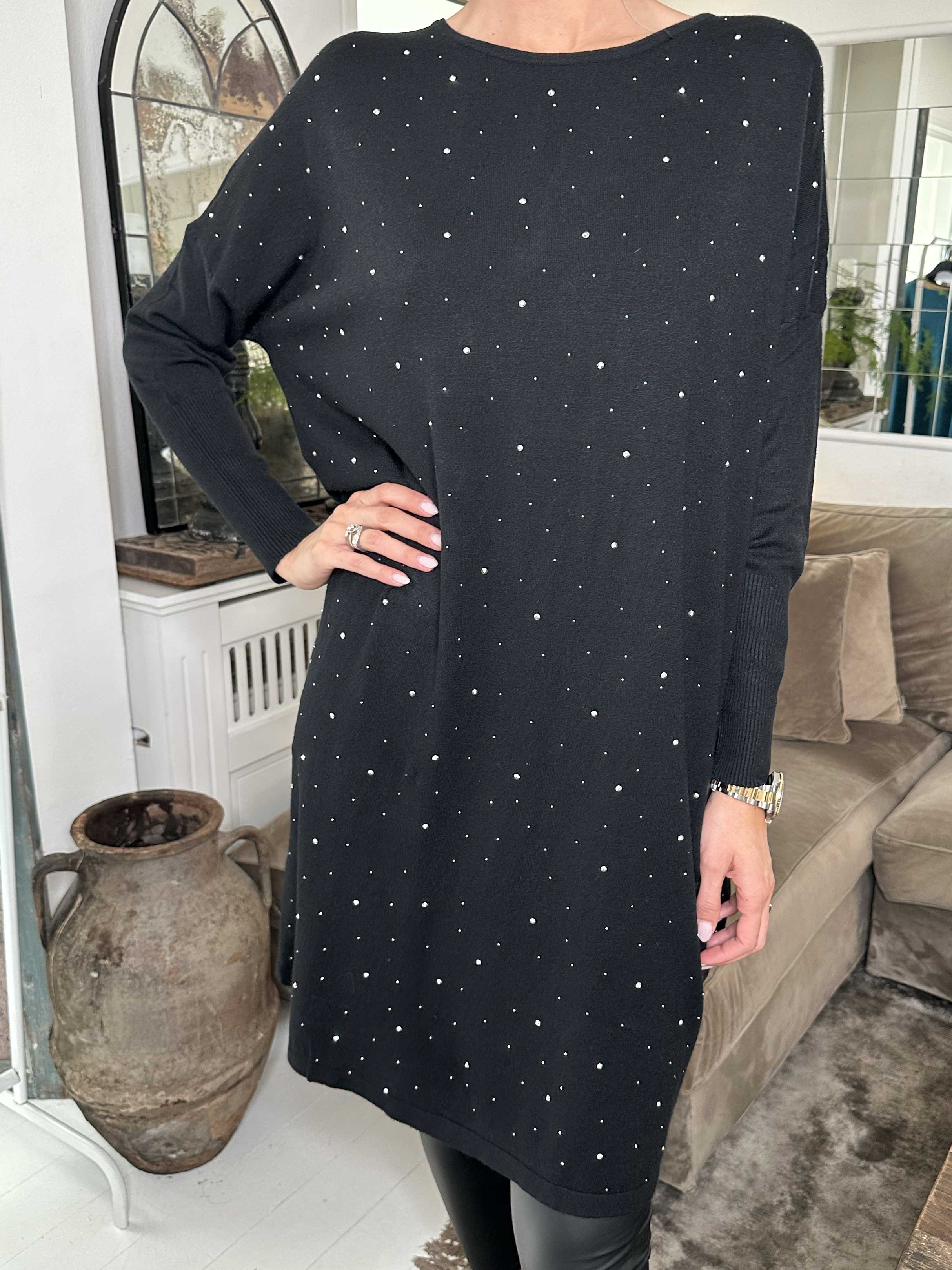 Elisa - Mjuk stickad klänning dekorerad med små stenar