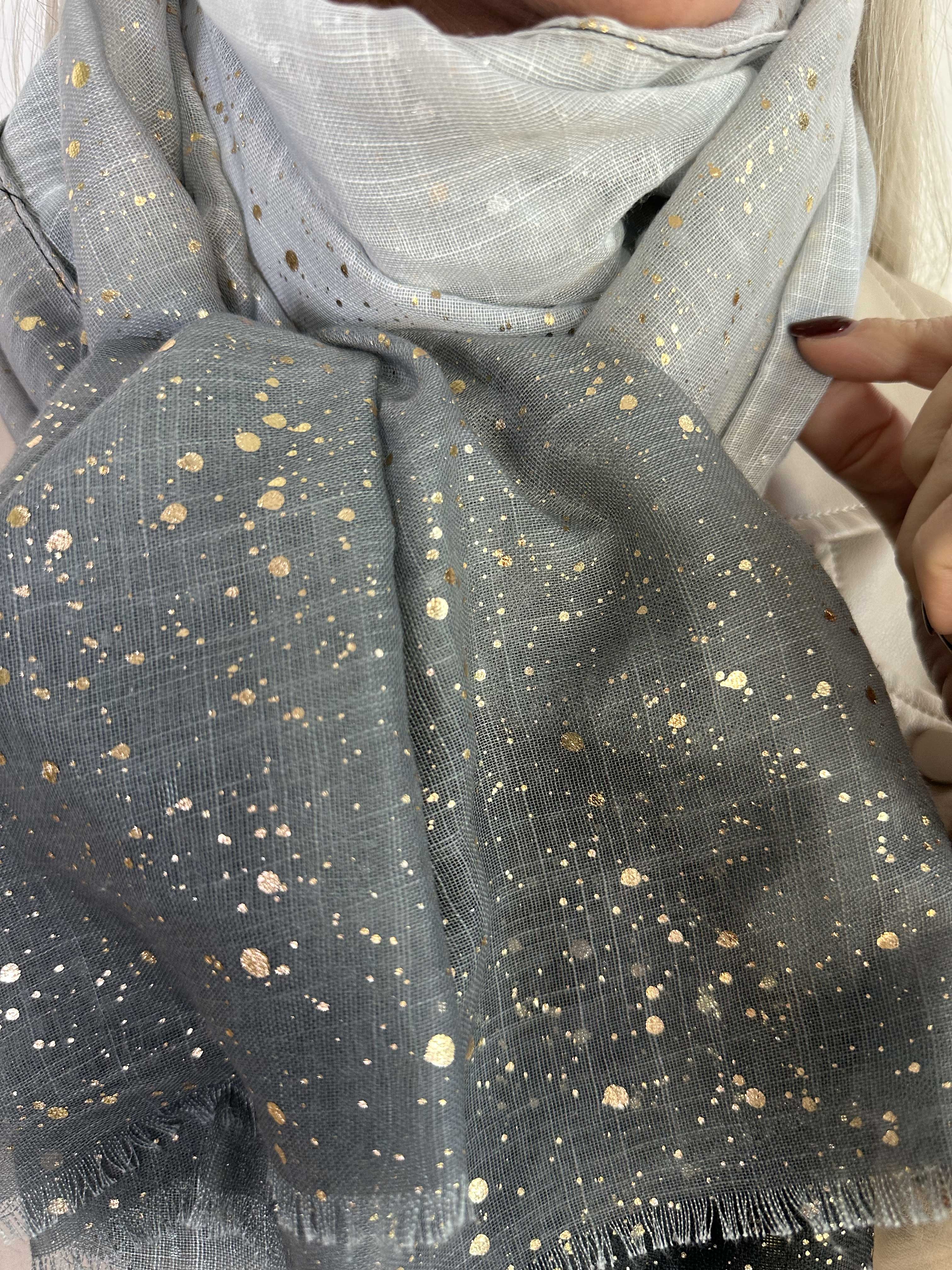 Eliza - Lätt scarf med gulddetaljer